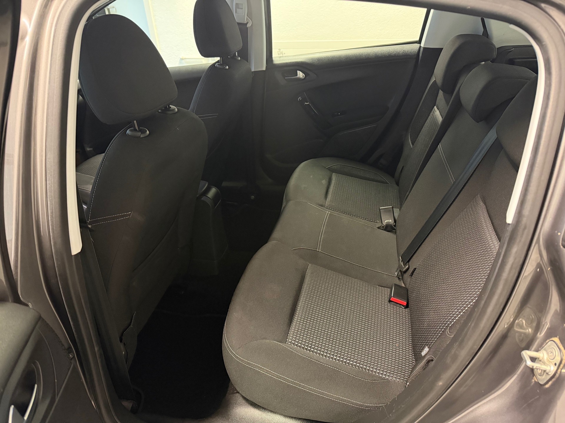 PEUGEOT 208 1.2 PureTech Tech Edition-image-10