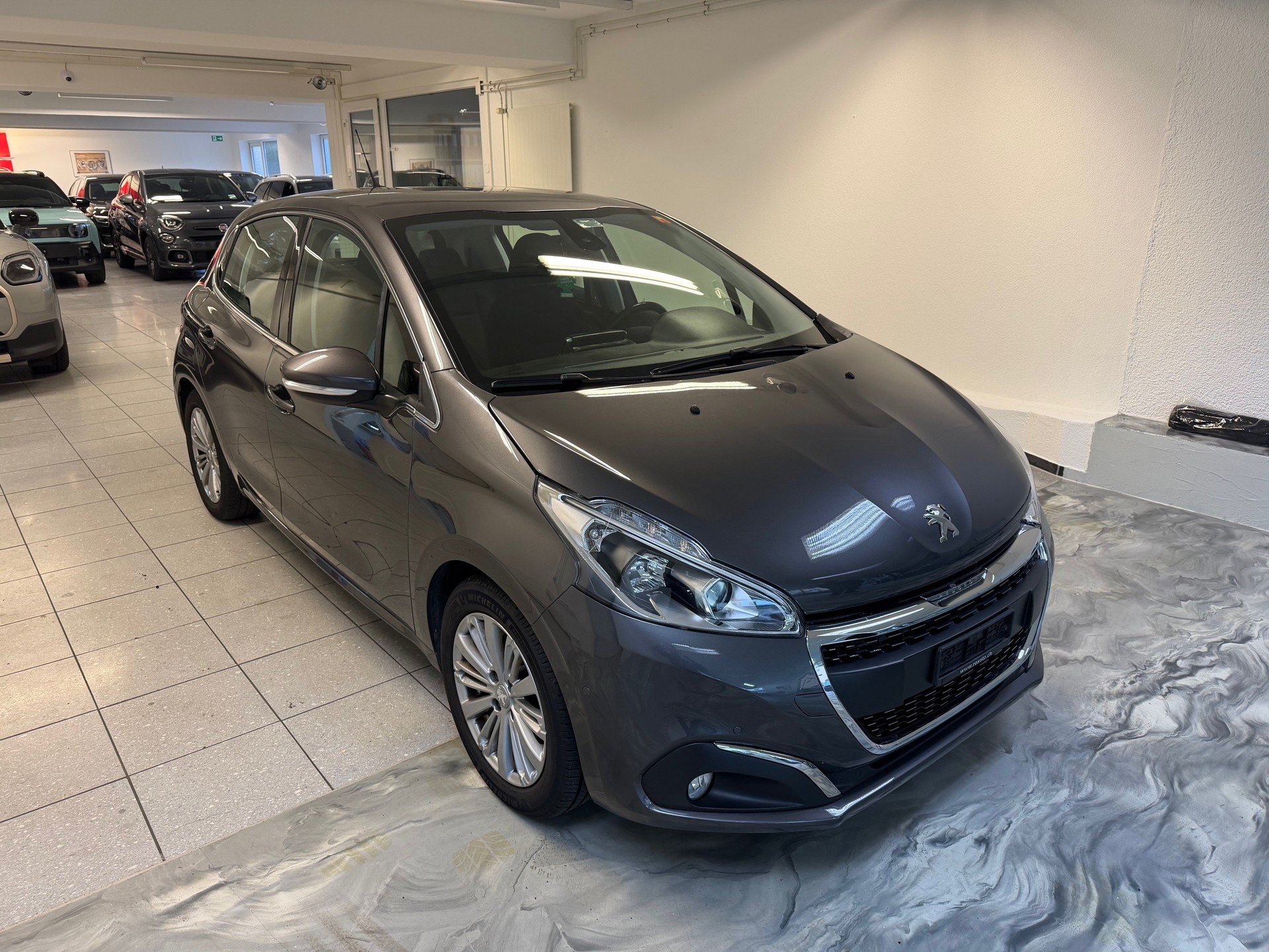 PEUGEOT 208 1.2 PureTech Tech Edition-showroom-element-2