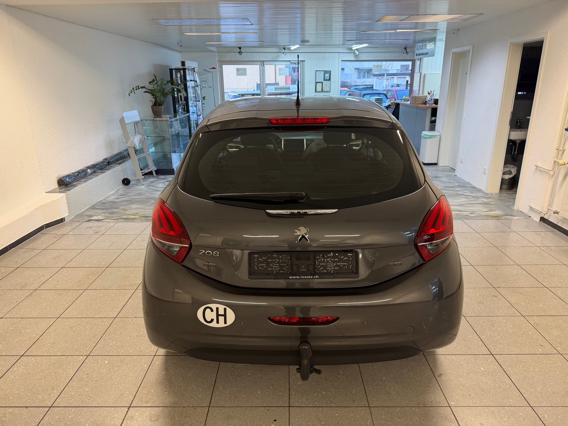 PEUGEOT 208 1.2 PureTech Tech Edition-image-5