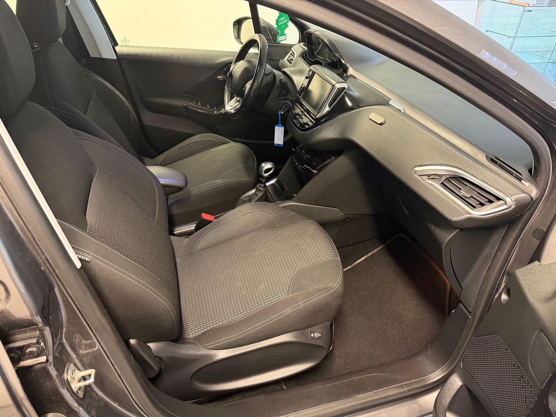 PEUGEOT 208 1.2 PureTech Tech Edition-image-13