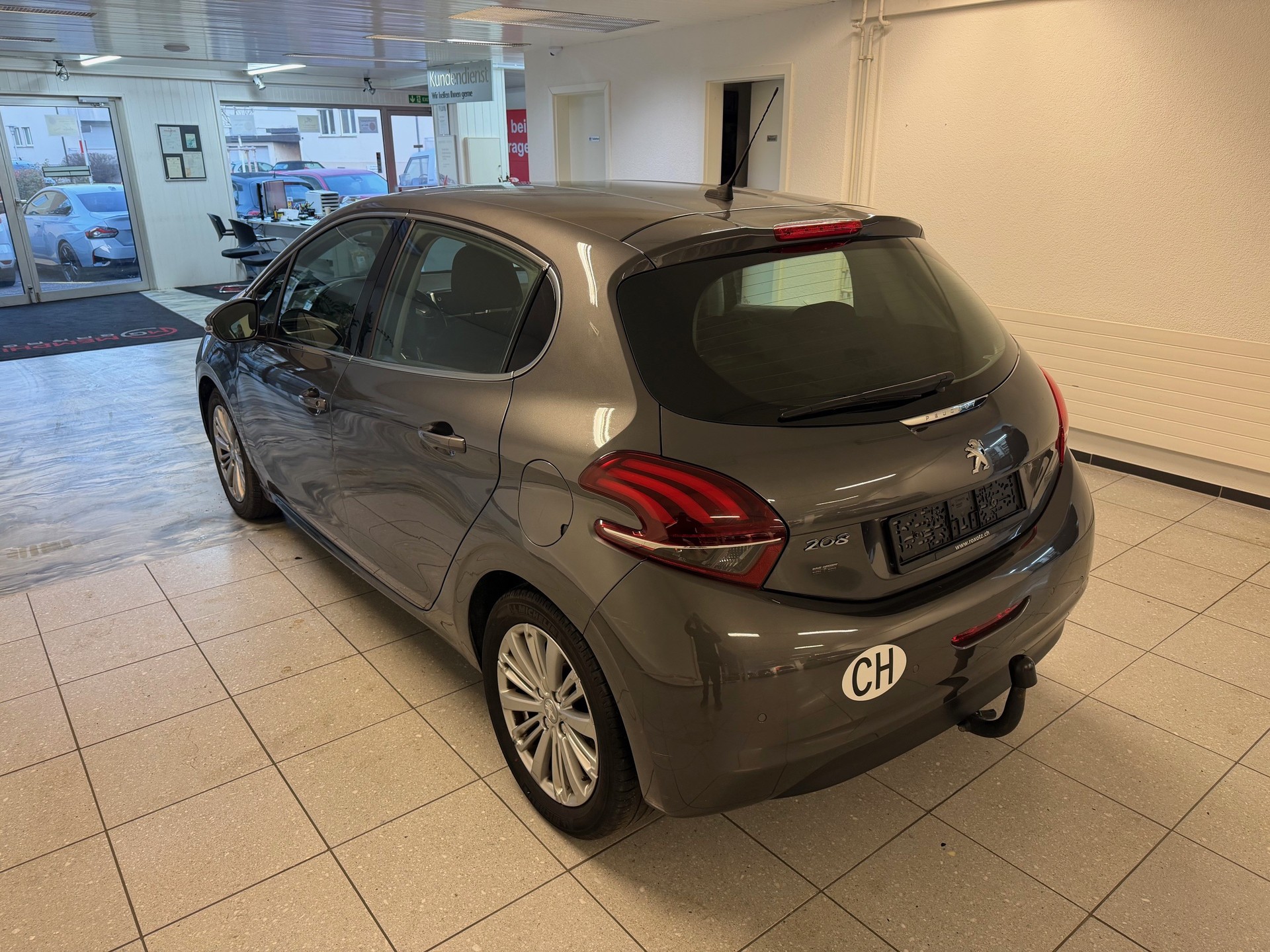 PEUGEOT 208 1.2 PureTech Tech Edition-image-6