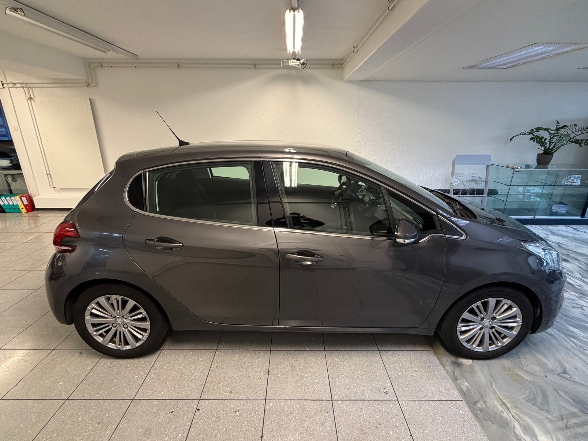 PEUGEOT 208 1.2 PureTech Tech Edition-showroom-element-3