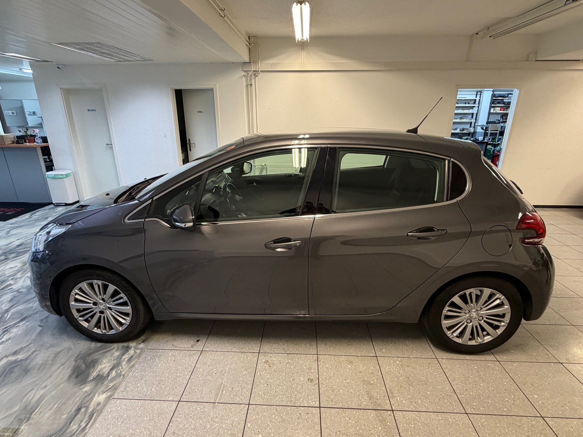 PEUGEOT 208 1.2 PureTech Tech Edition-image-7