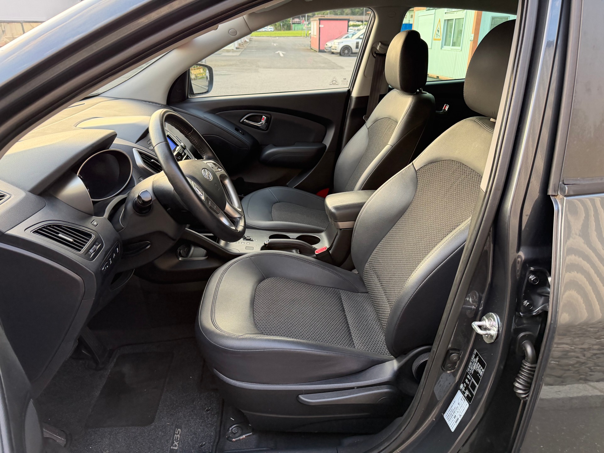 HYUNDAI iX 35 2.0 Premium 4WD Automatic-image-11