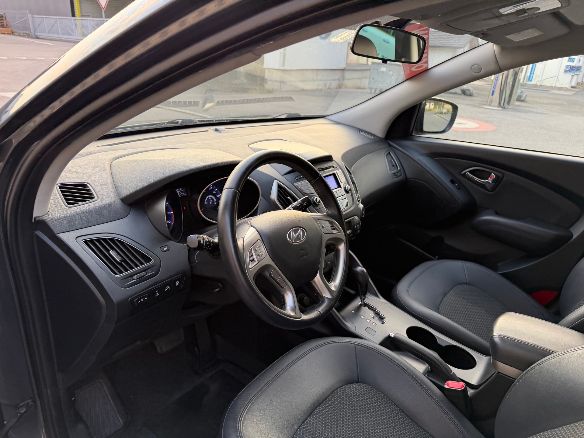 HYUNDAI iX 35 2.0 Premium 4WD Automatic-image-12