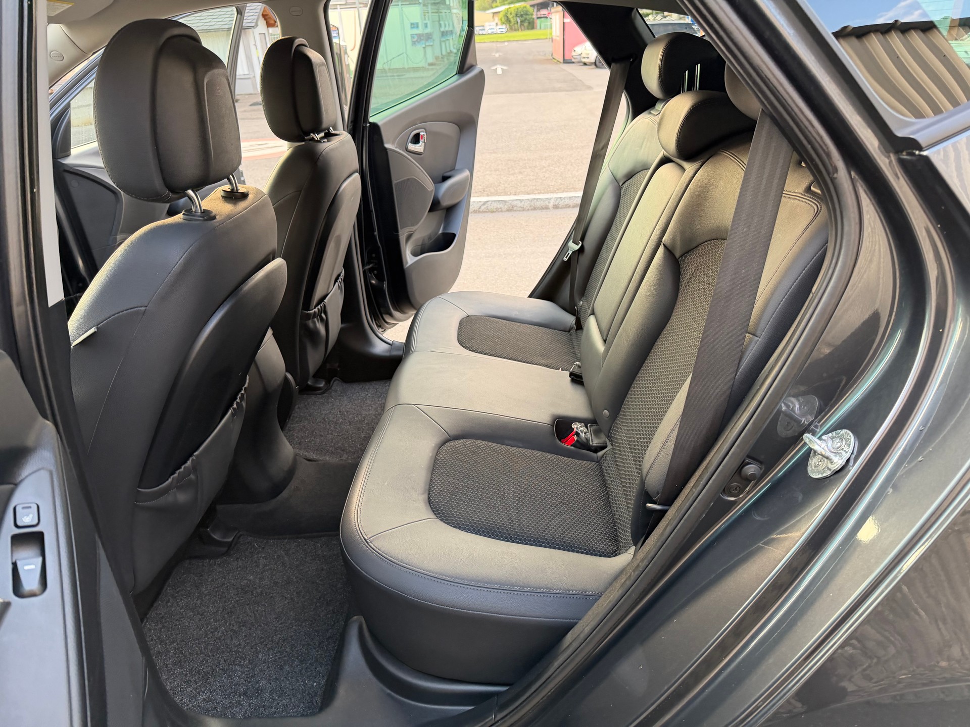 HYUNDAI iX 35 2.0 Premium 4WD Automatic-image-19