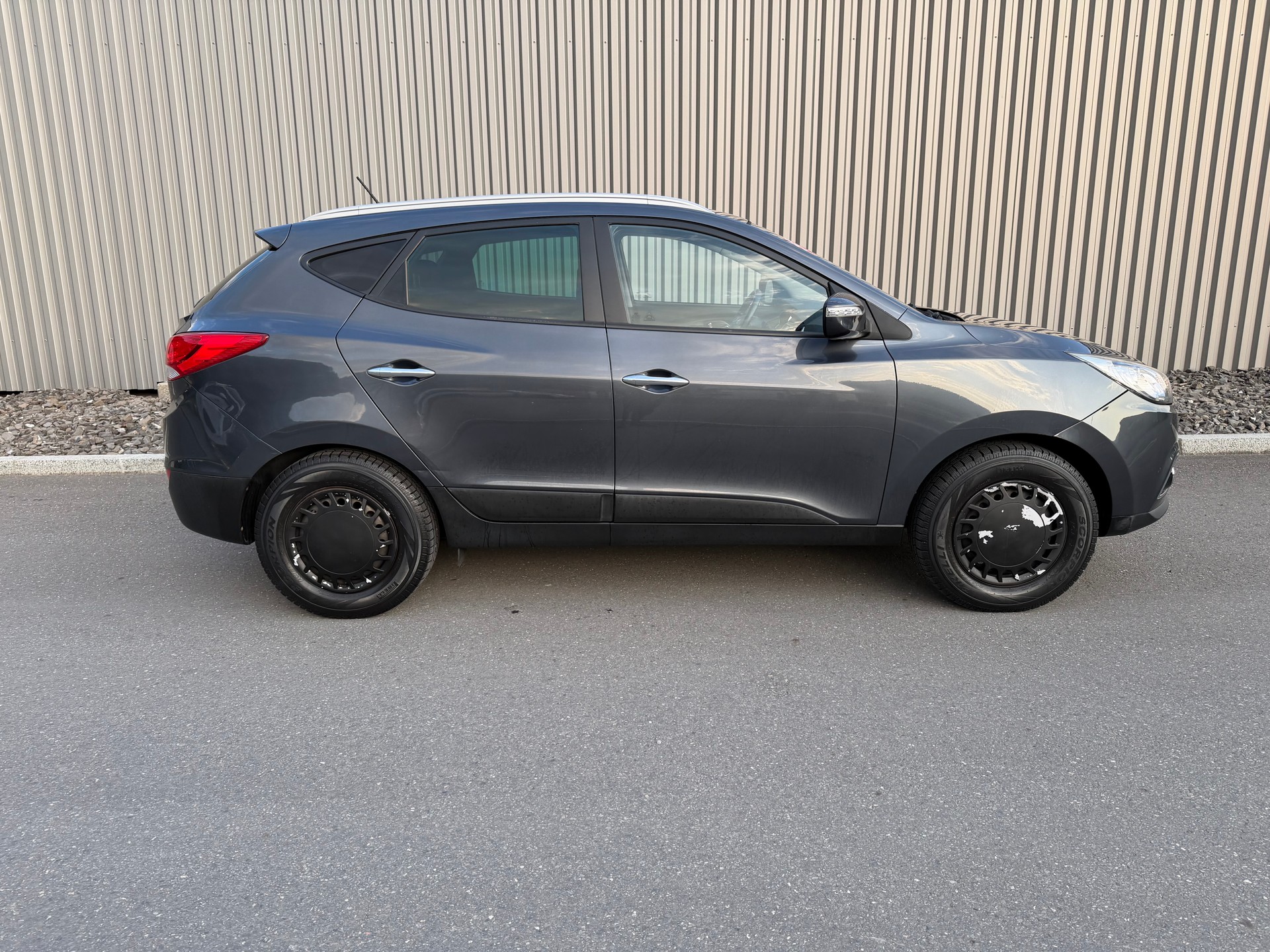 HYUNDAI iX 35 2.0 Premium 4WD Automatic-image-6
