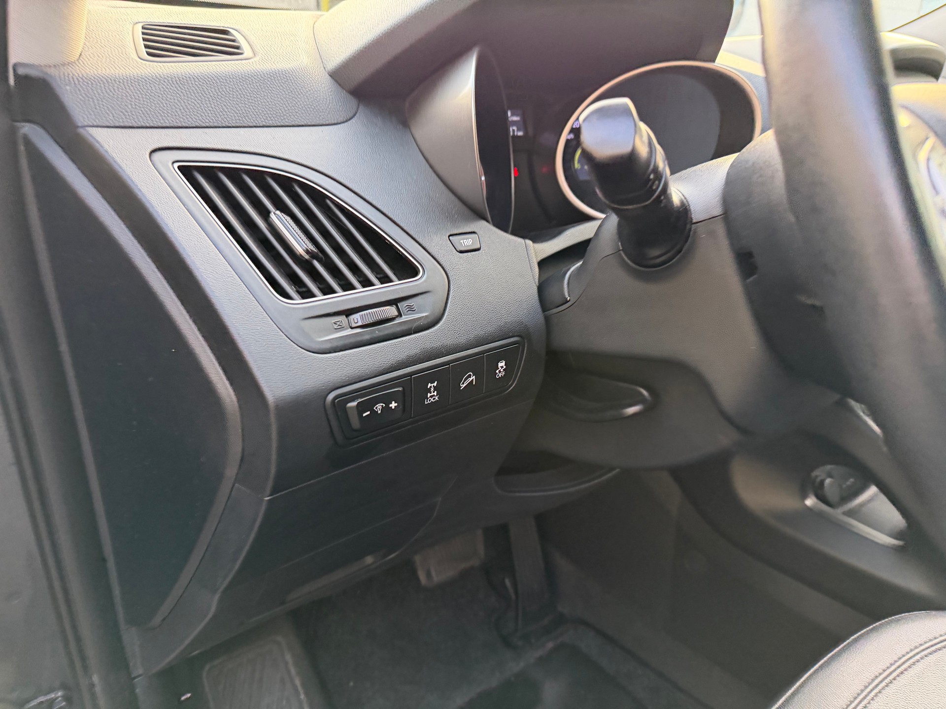 HYUNDAI iX 35 2.0 Premium 4WD Automatic-image-13