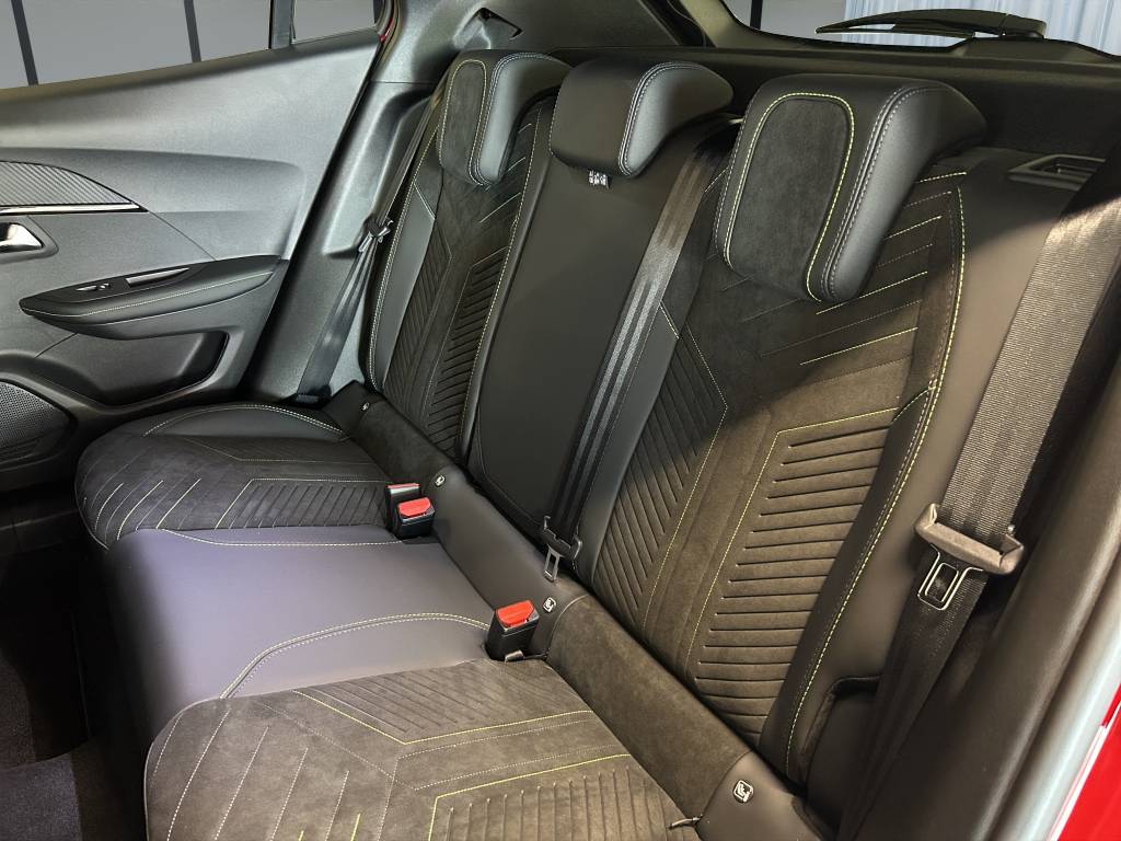 PEUGEOT 2008 1.2 145 MHEV GT Exclusive-image-8