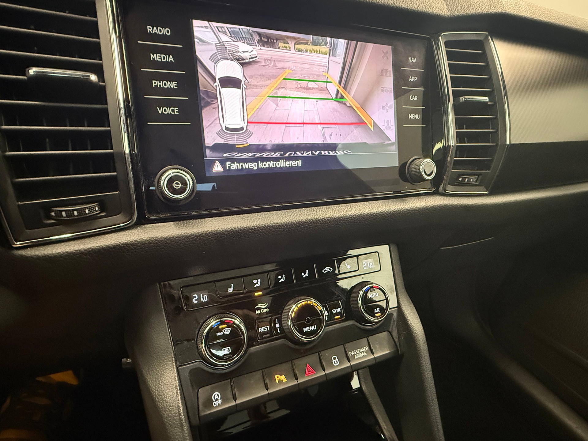 SKODA Kodiaq 2.0 TDI CR Sport Line 4x4 DSG Ab 250.- pro Monat-image-12