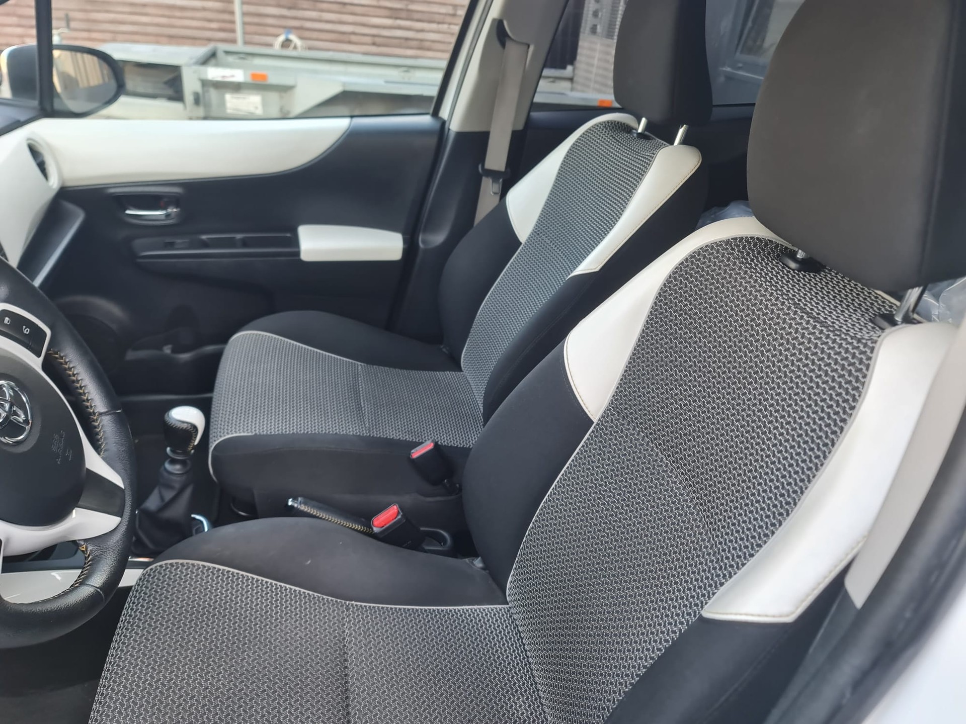 TOYOTA Yaris 1.33 Sol Premium-image-11