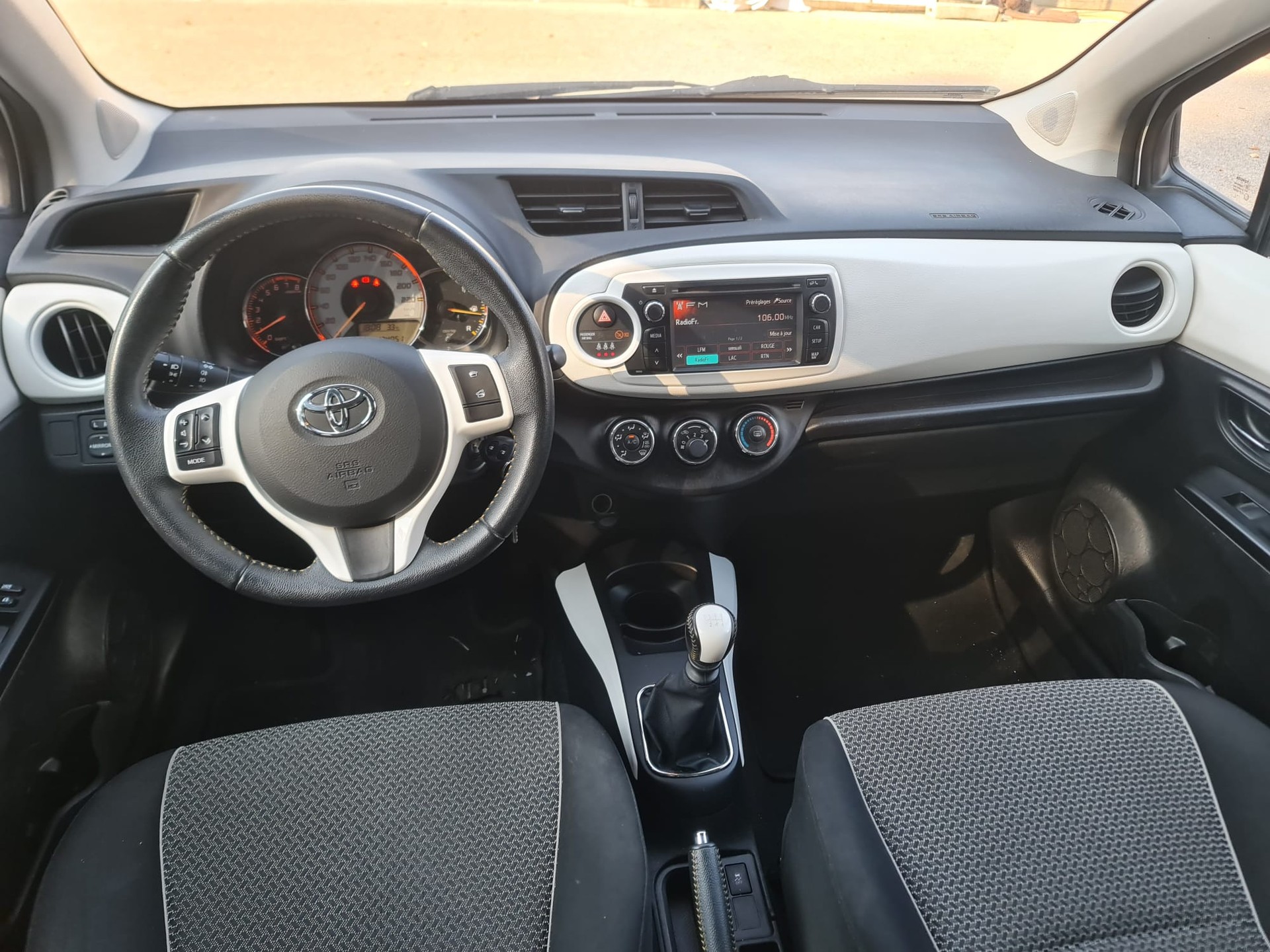 TOYOTA Yaris 1.33 Sol Premium-image-8
