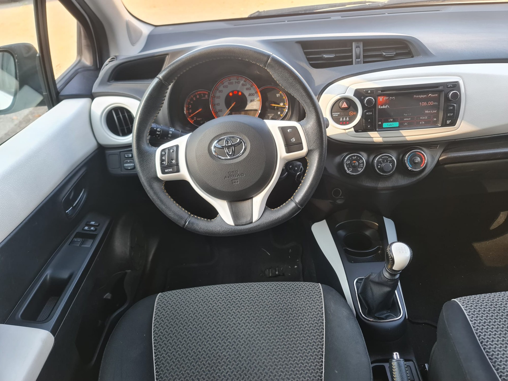 TOYOTA Yaris 1.33 Sol Premium-image-9