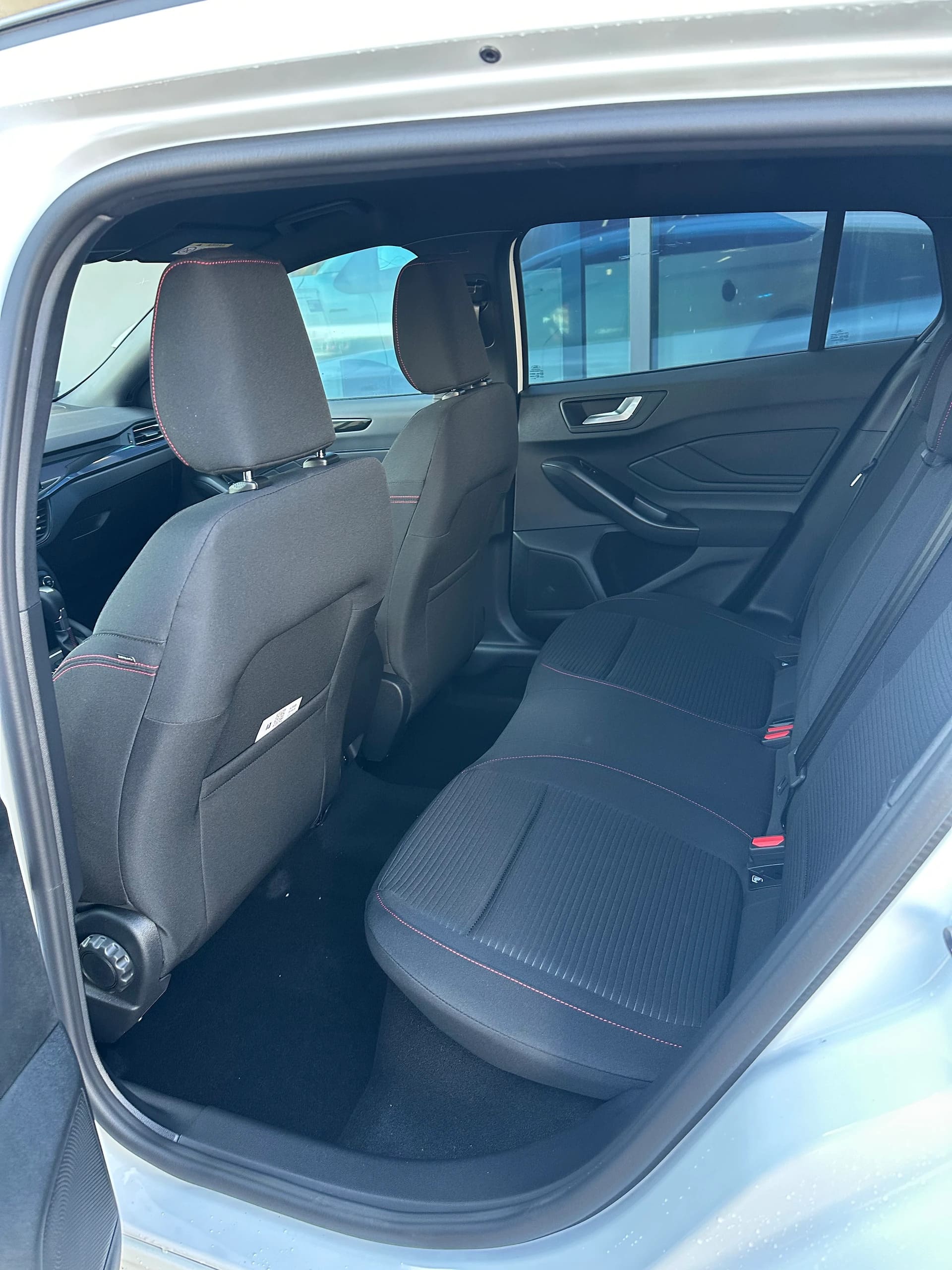 FORD Focus Station Wagon 1.0i EcoB ST-Line X/155CV/Aut.-image-11