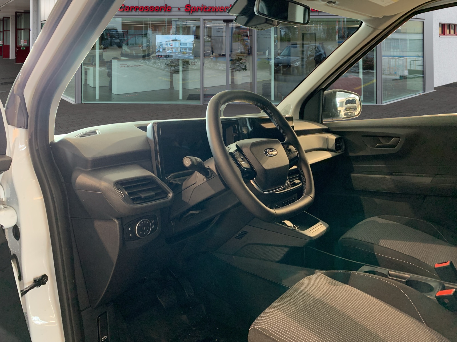 FORD E-Transit Courier Van Trend-image-6