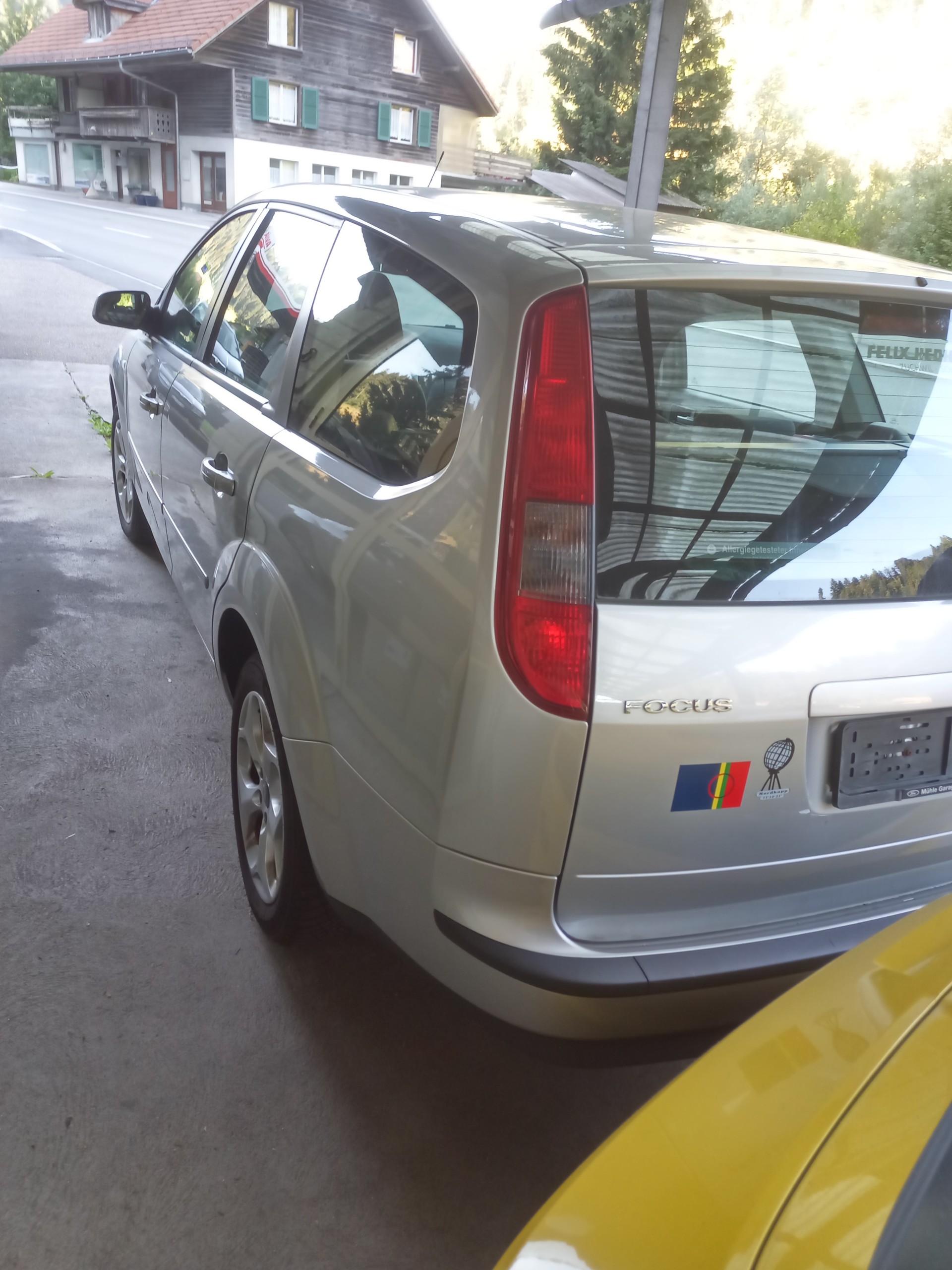 FORD Focus 1.8i Ghia-image-1