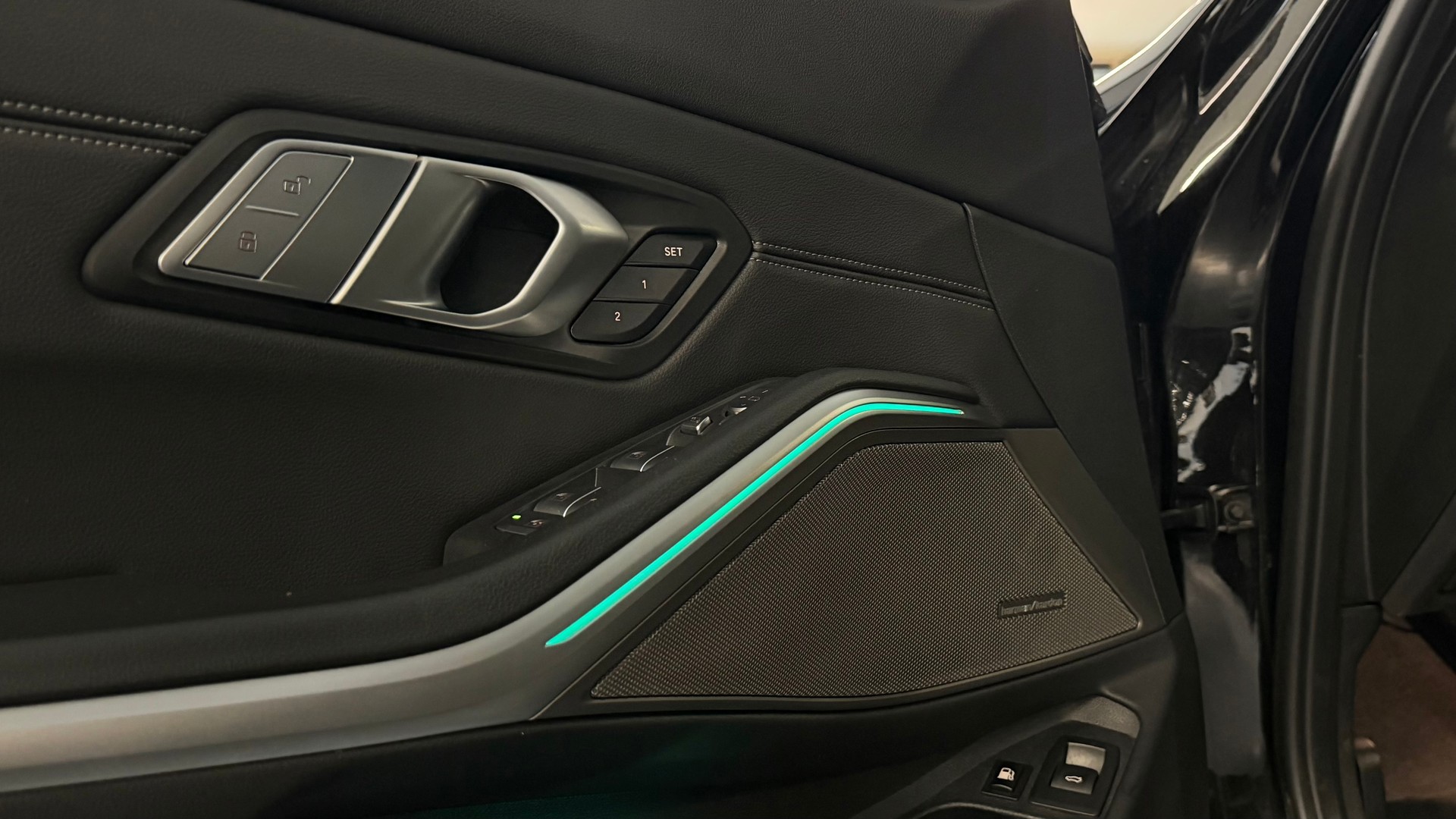 BMW 330e x DriveTouring Pure M Sport Steptronic-image-16