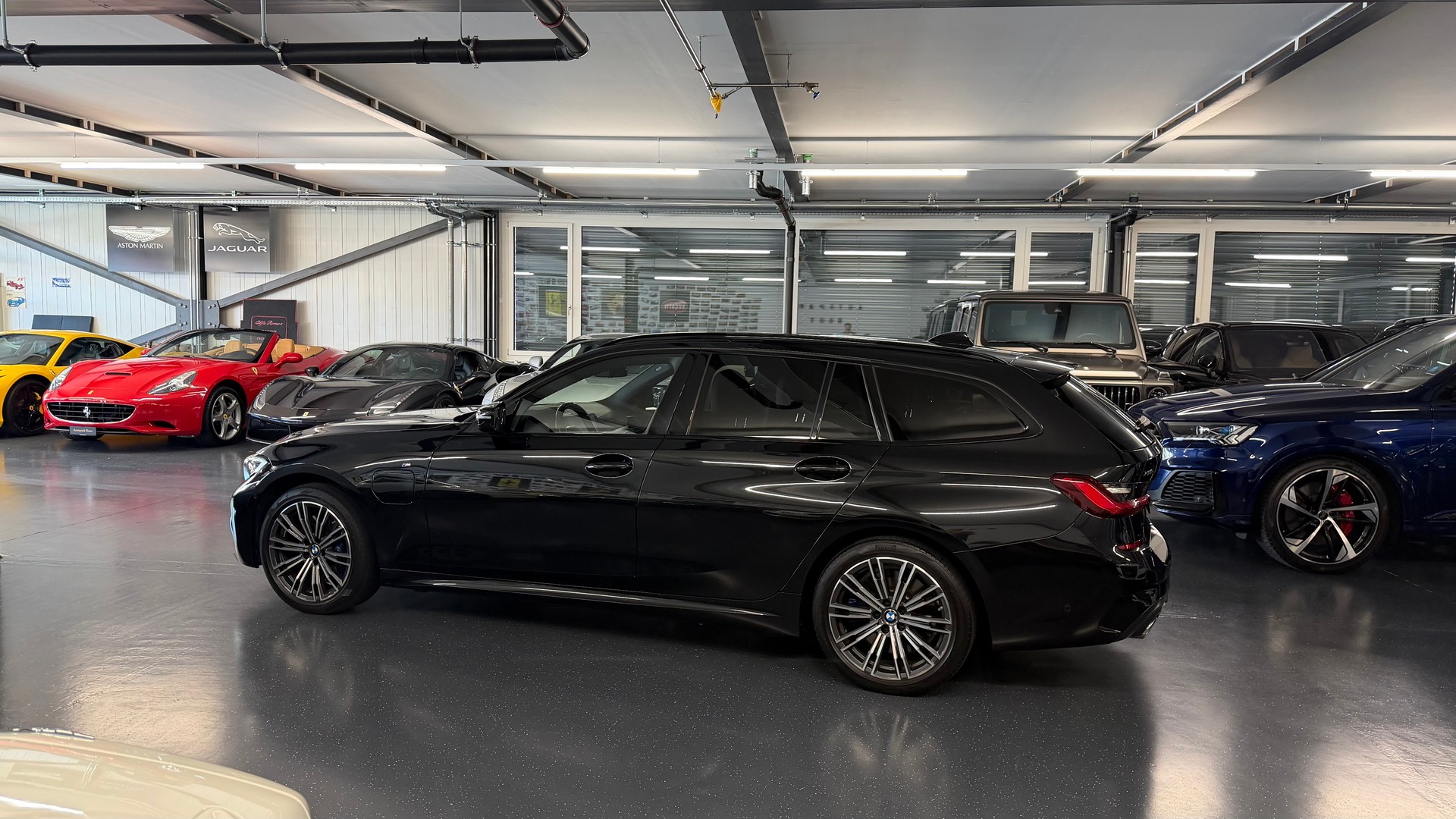 BMW 330e x DriveTouring Pure M Sport Steptronic-image-5