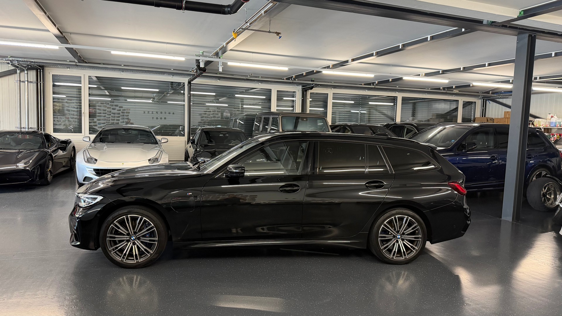BMW 330e x DriveTouring Pure M Sport Steptronic-image-6