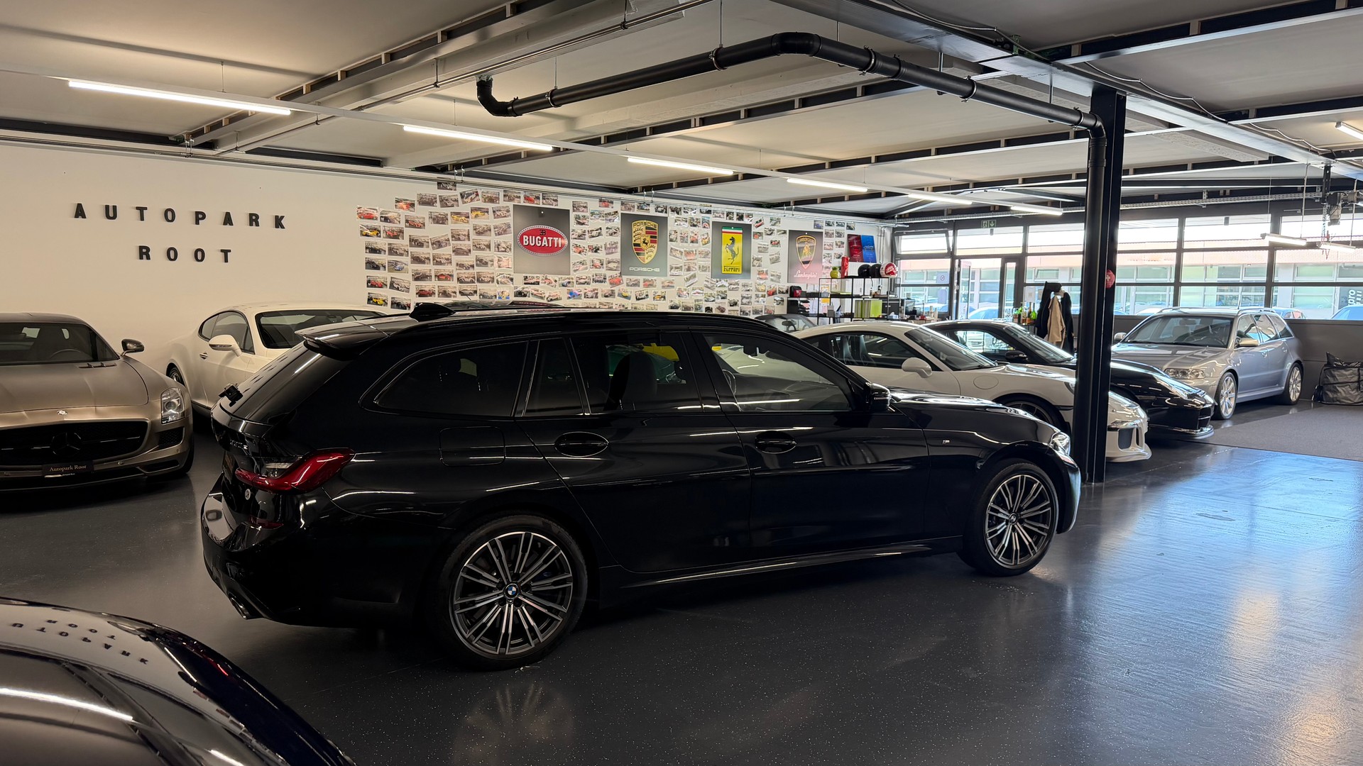 BMW 330e x DriveTouring Pure M Sport Steptronic-image-2