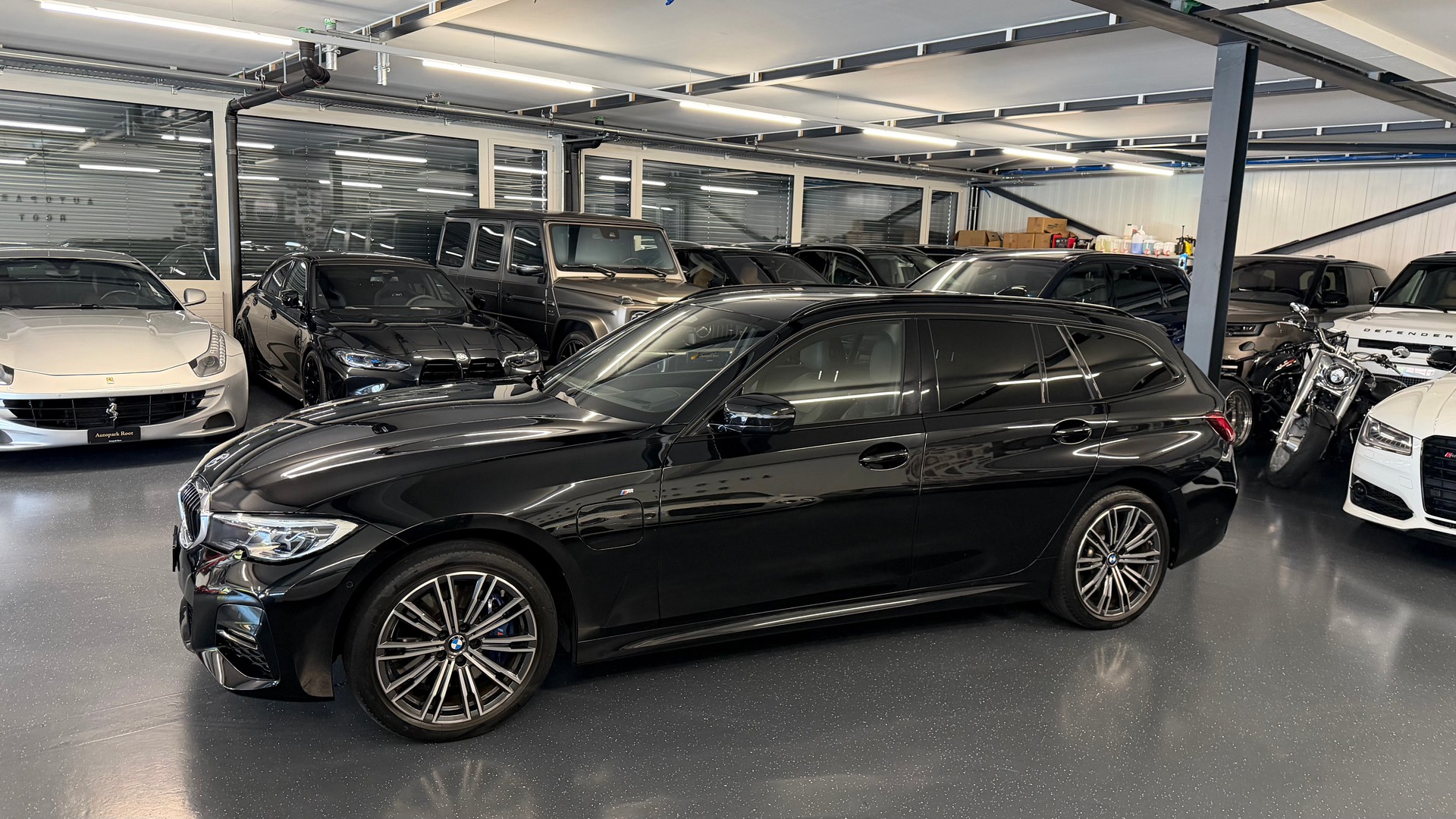 BMW 330e x DriveTouring Pure M Sport Steptronic-image-7