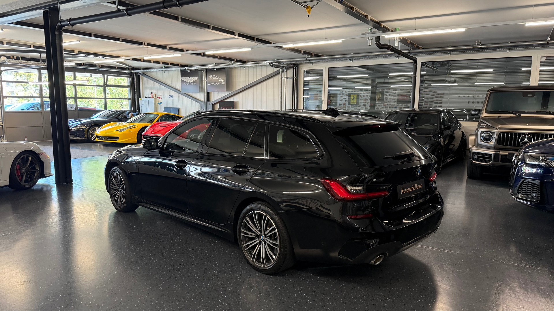 BMW 330e x DriveTouring Pure M Sport Steptronic-image-4