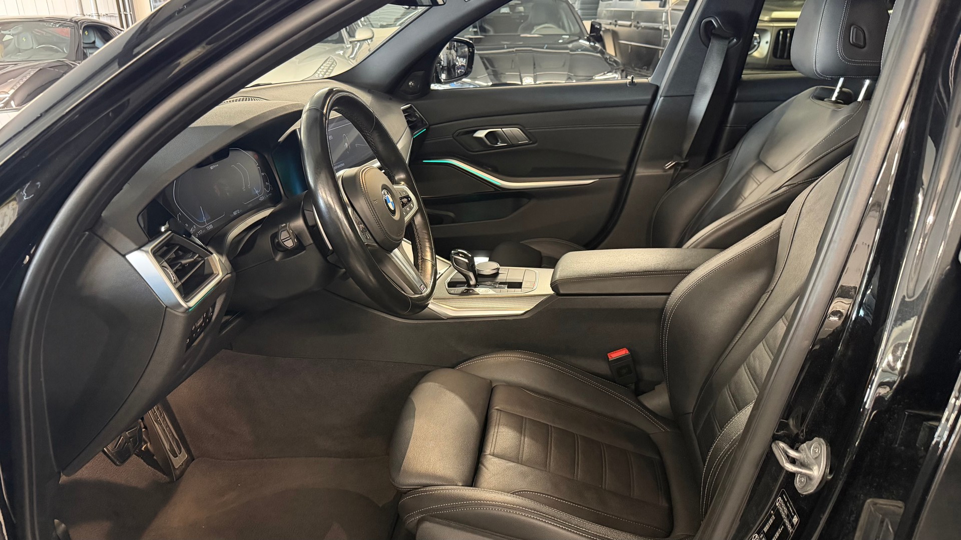BMW 330e x DriveTouring Pure M Sport Steptronic-image-12