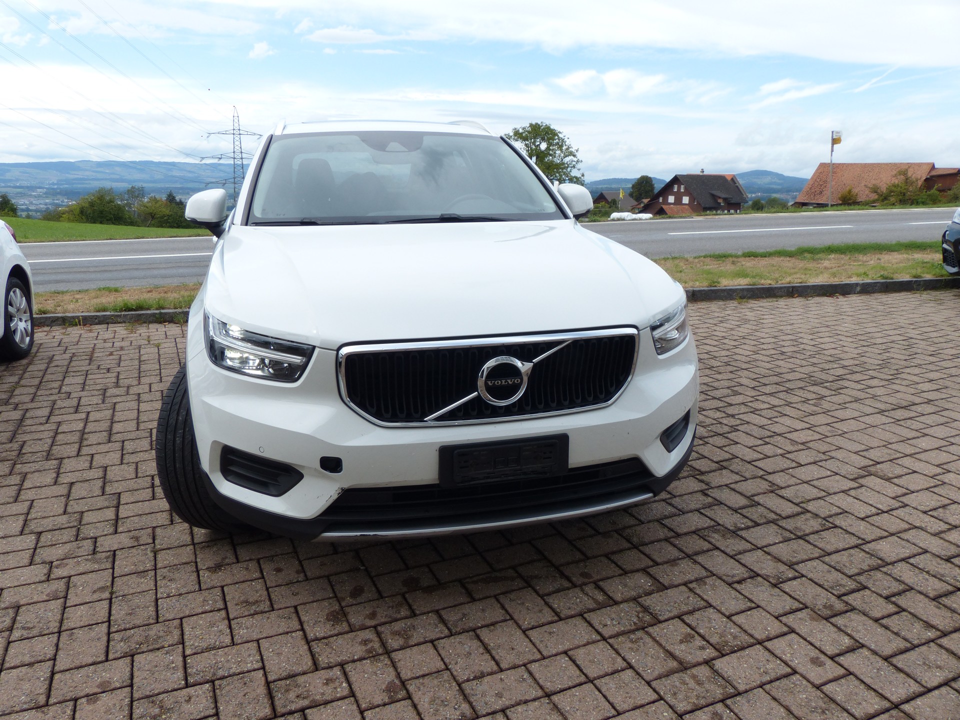 VOLVO XC40 T3 Momentum-image-2