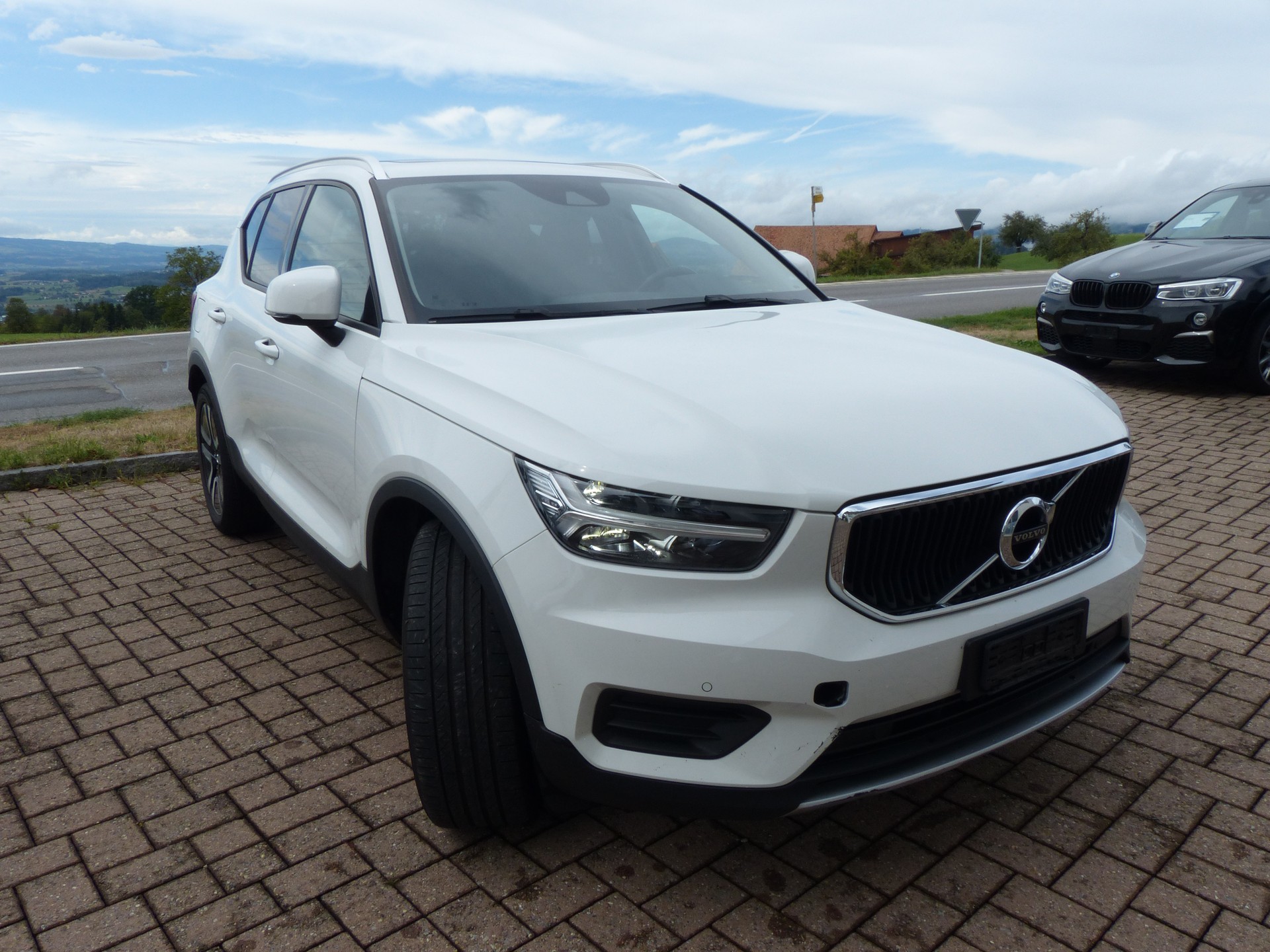 VOLVO XC40 T3 Momentum-image-1