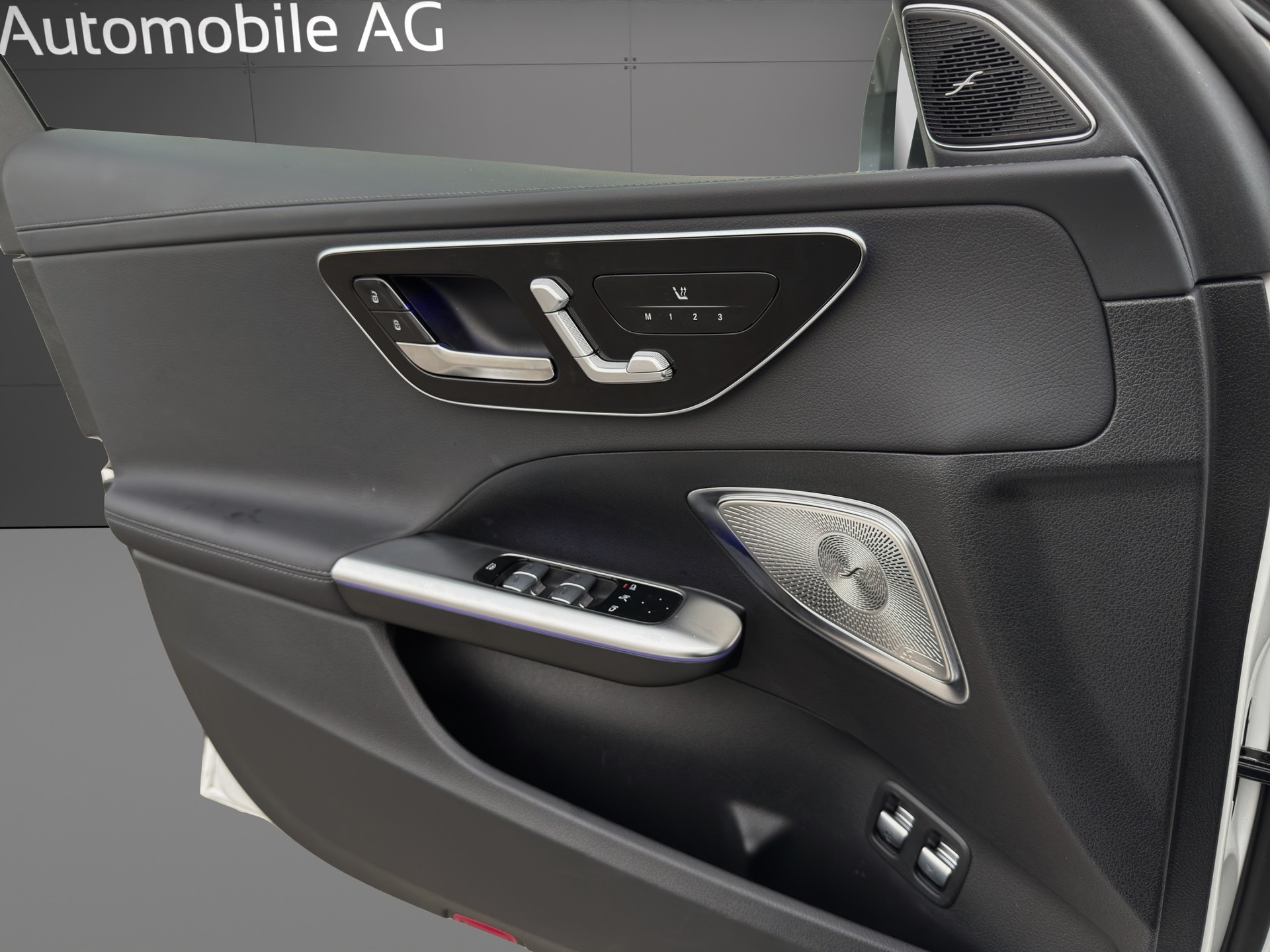 MERCEDES-BENZ C 300e AMG Line-image-16
