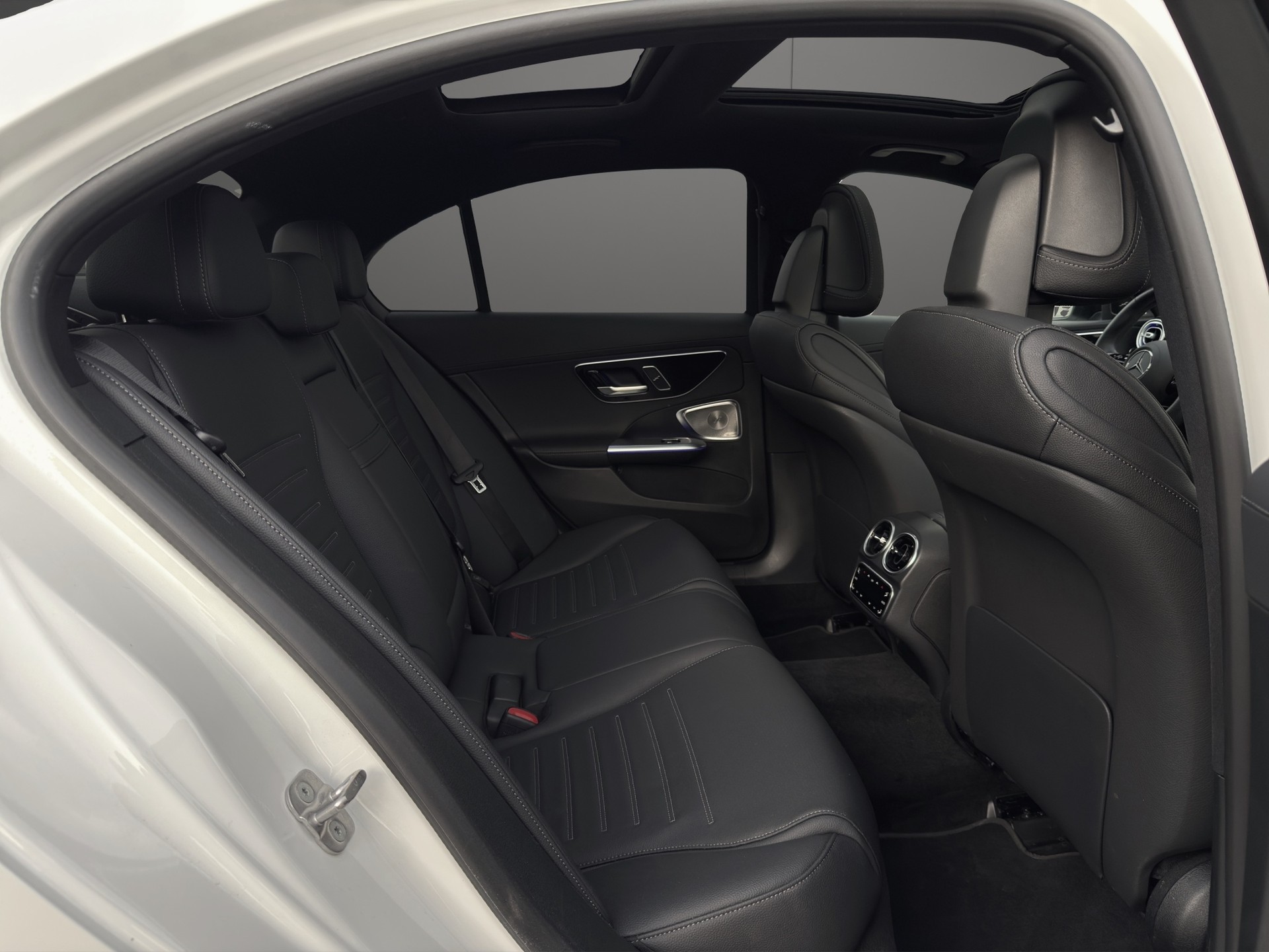 MERCEDES-BENZ C 300e AMG Line-image-10