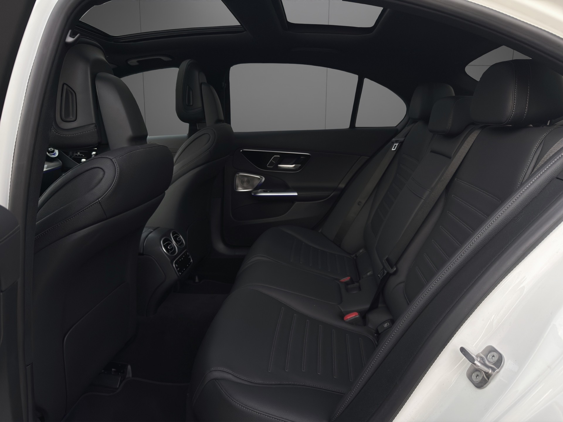 MERCEDES-BENZ C 300e AMG Line-image-9