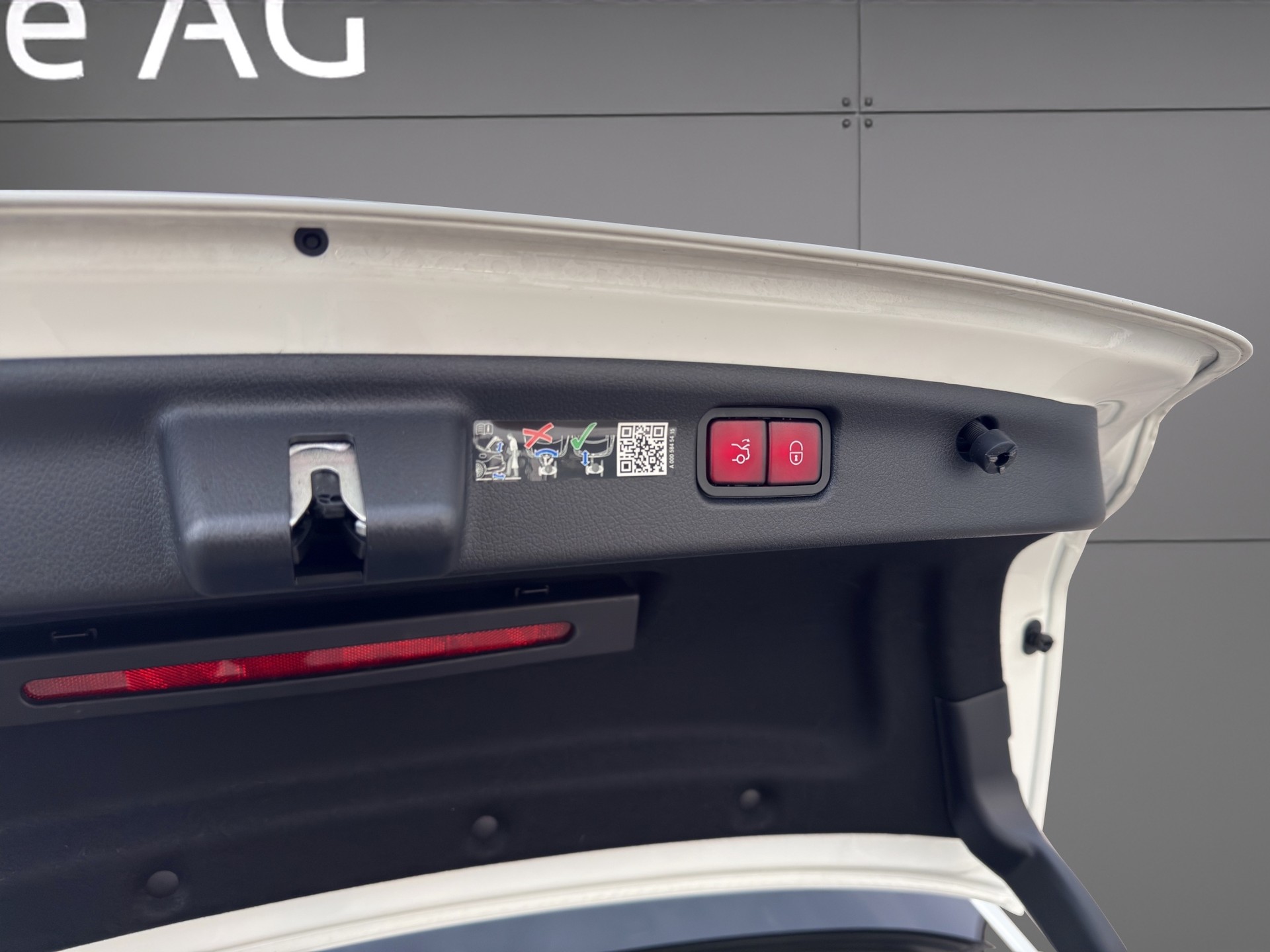 MERCEDES-BENZ C 300e AMG Line-image-4