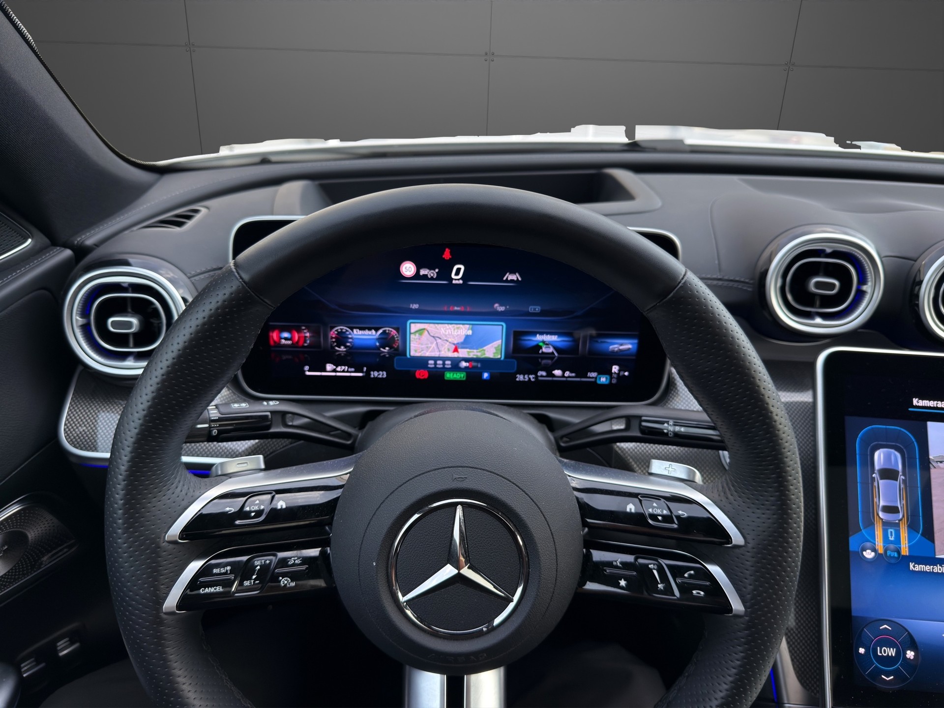 MERCEDES-BENZ C 300e AMG Line-image-15
