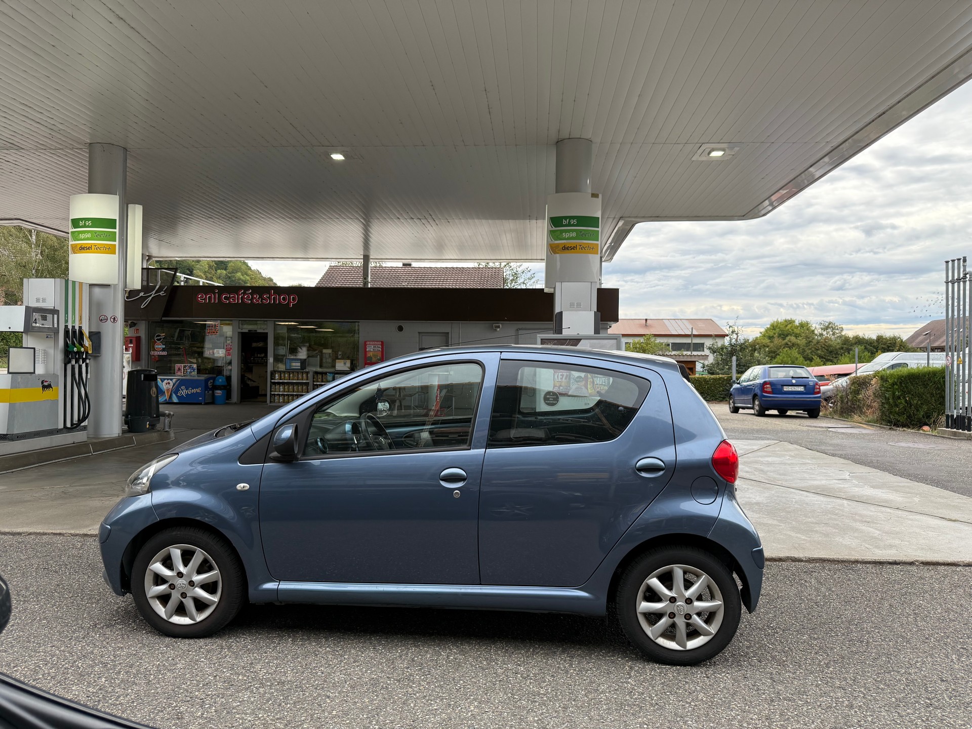 TOYOTA Aygo 1.0 blue-image-2