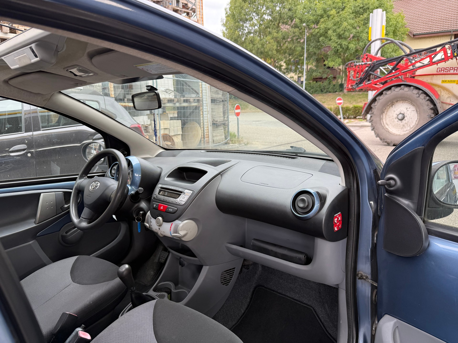 TOYOTA Aygo 1.0 blue-image-11