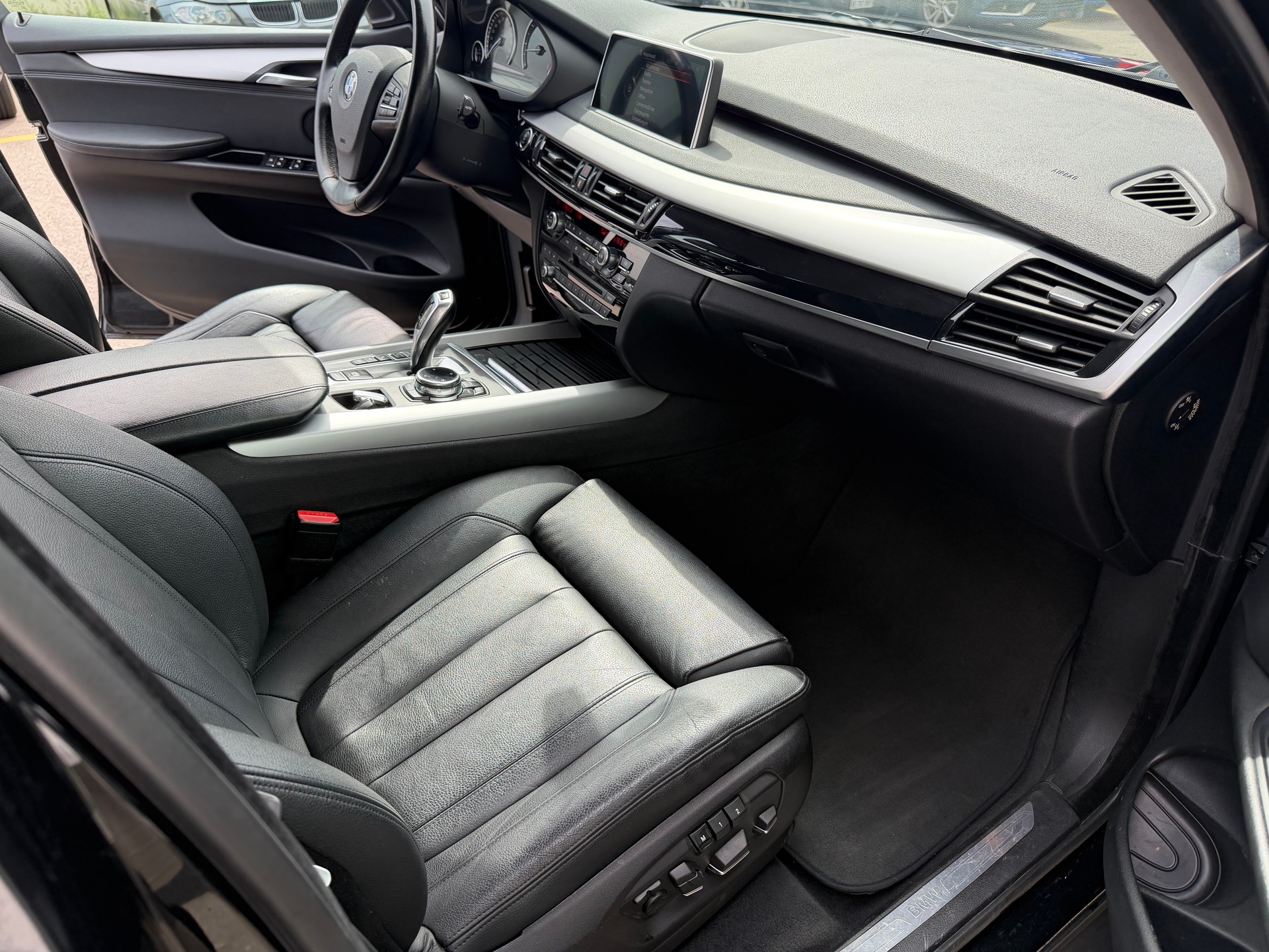 BMW X5 xDrive 30d Steptronic-image-12