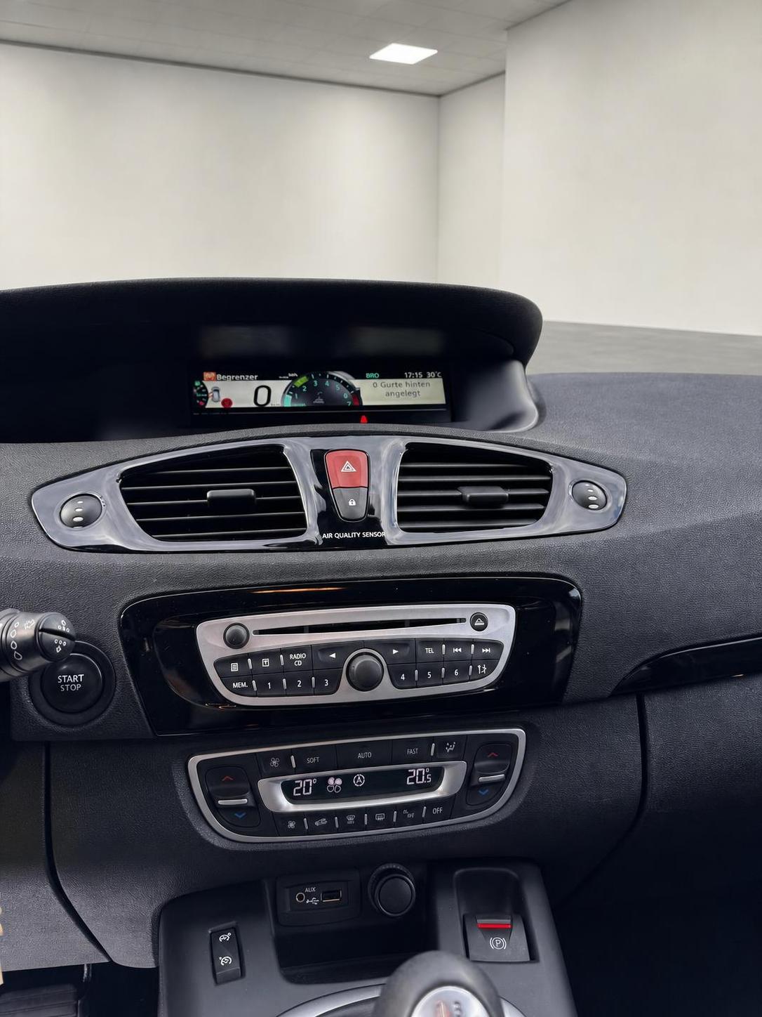 RENAULT Scénic 1.4 16V Turbo Bose 12 Monate Garantie / Frisch ab MFK-image-9