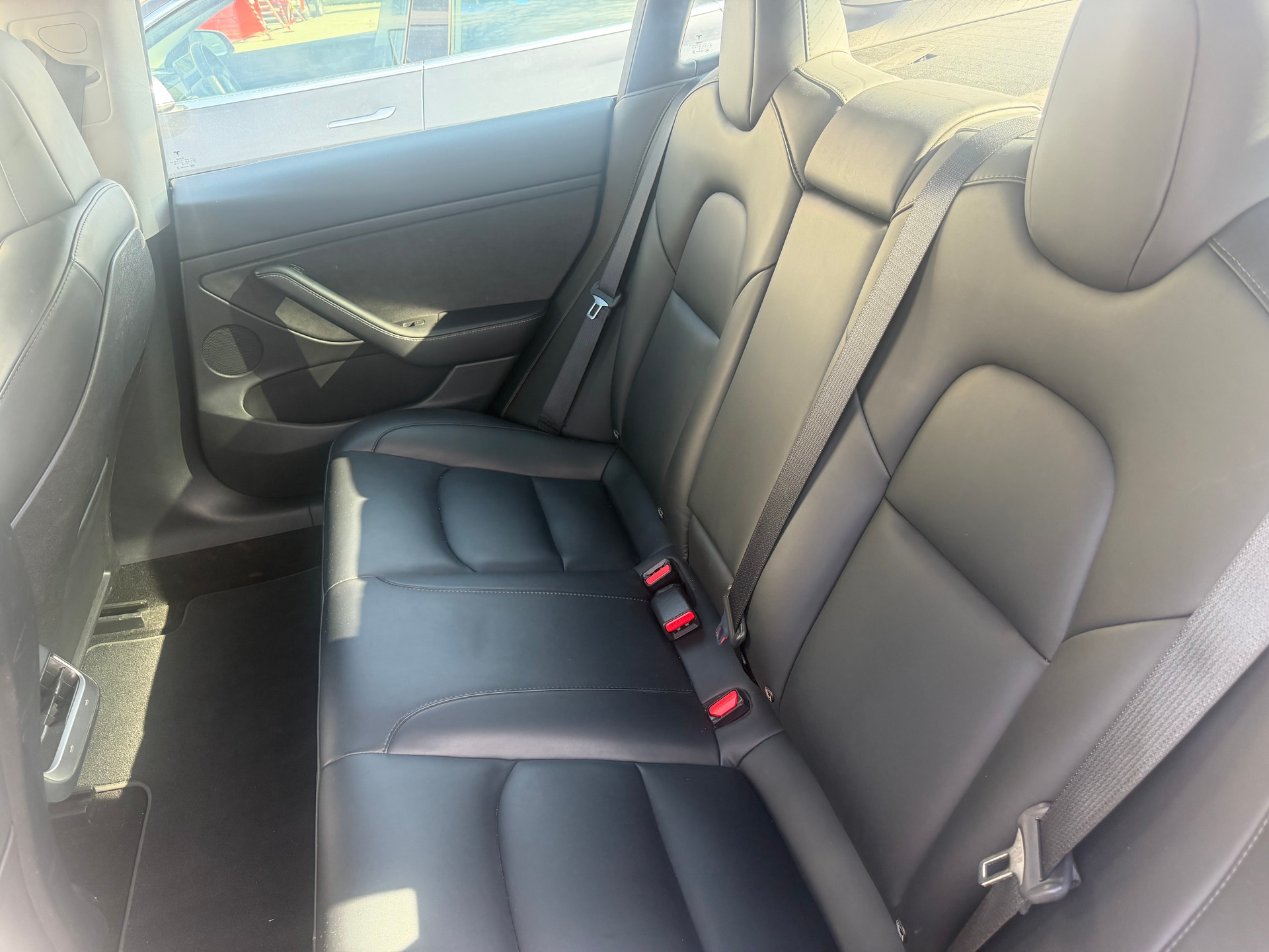 TESLA Model 3-image-11