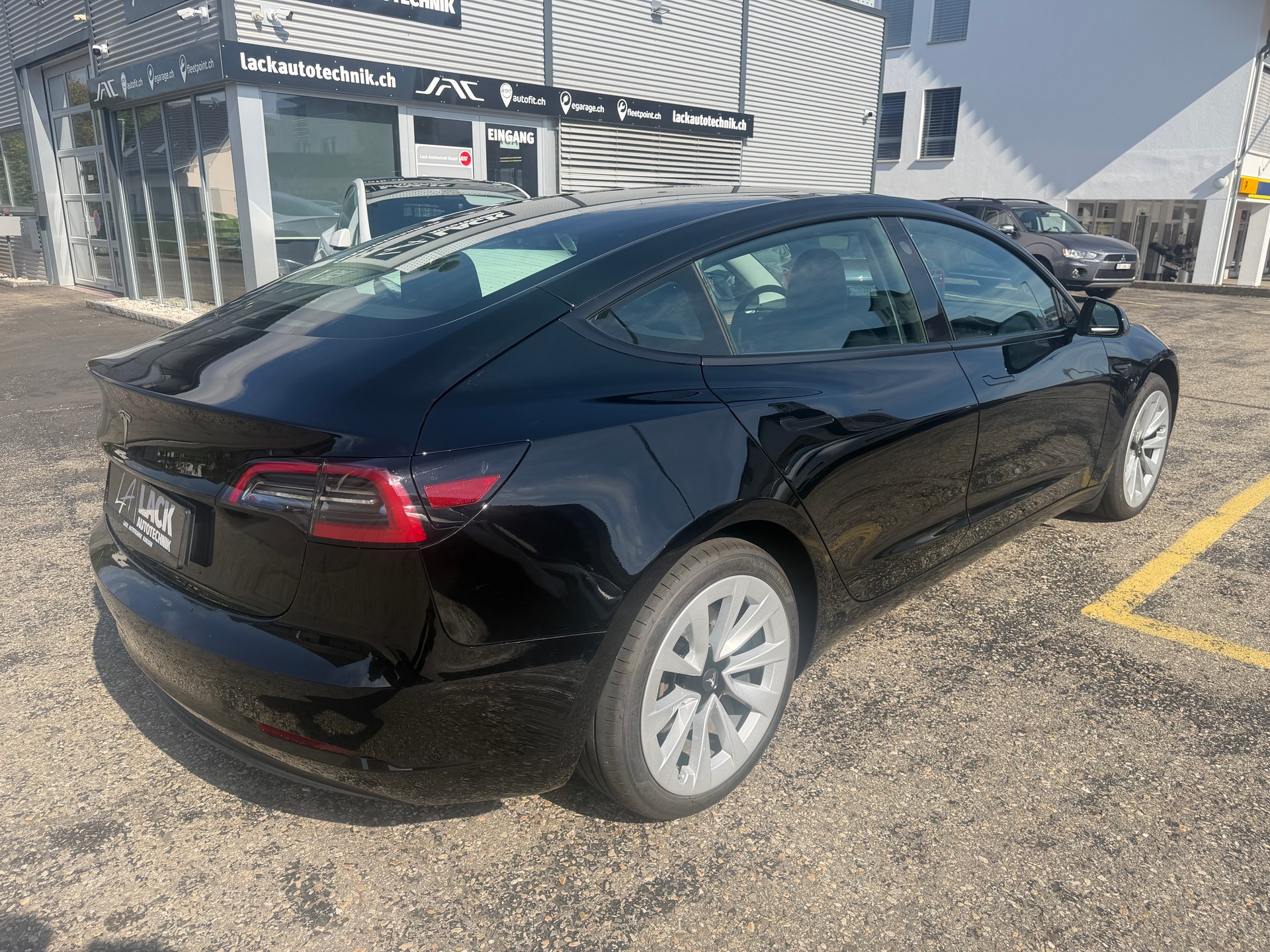 TESLA Model 3-image-5