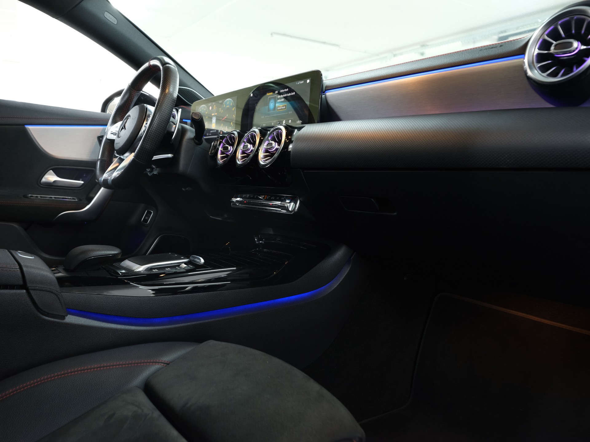 MERCEDES-BENZ CLA 35 AMG 4Matic 7G-DCT *Burmester* *AMG Performance* *Panorama*-image-31