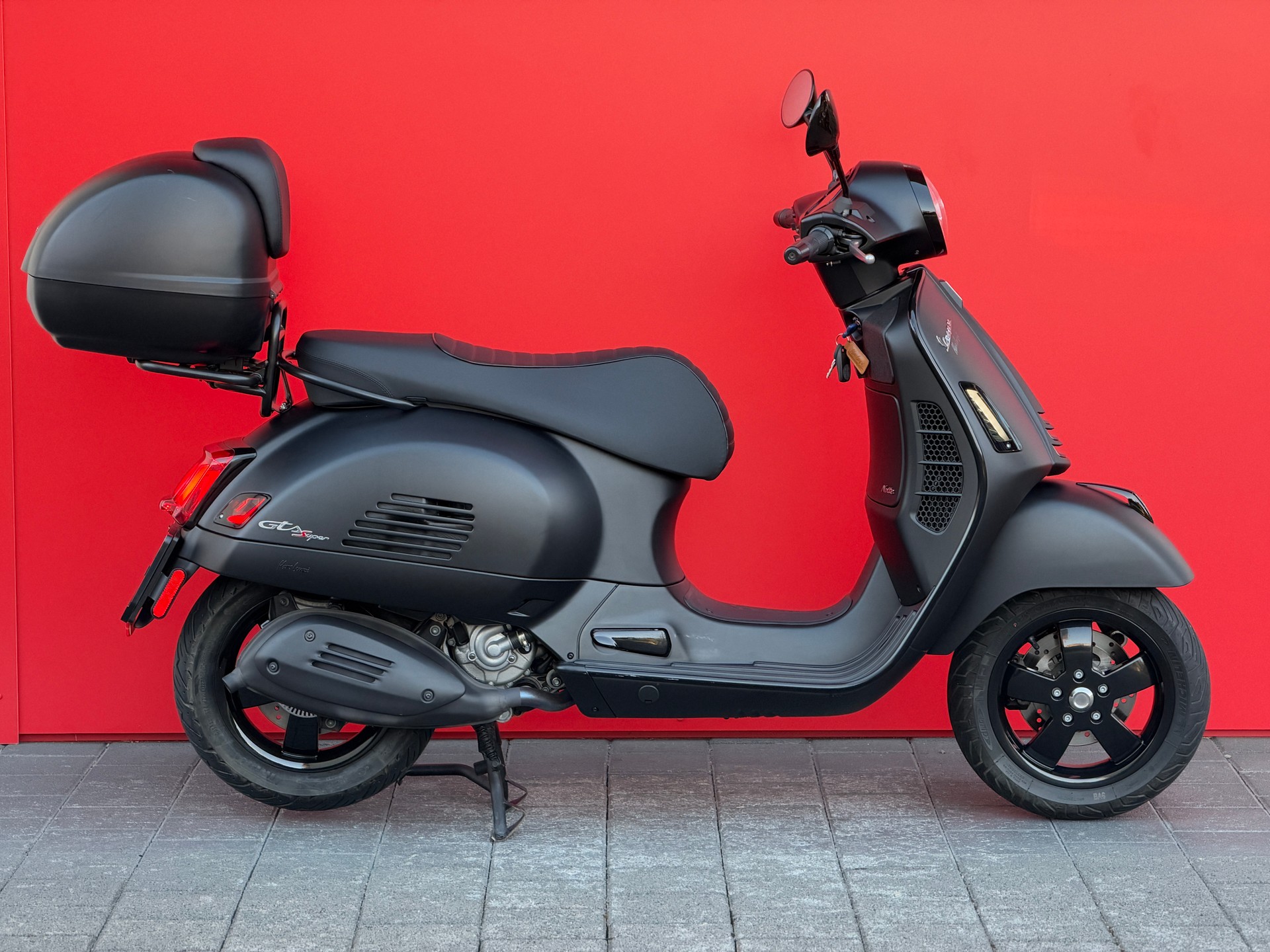 PIAGGIO Vespa GTS 300 HPE Super Notte ABS/ASR-showroom-element-1