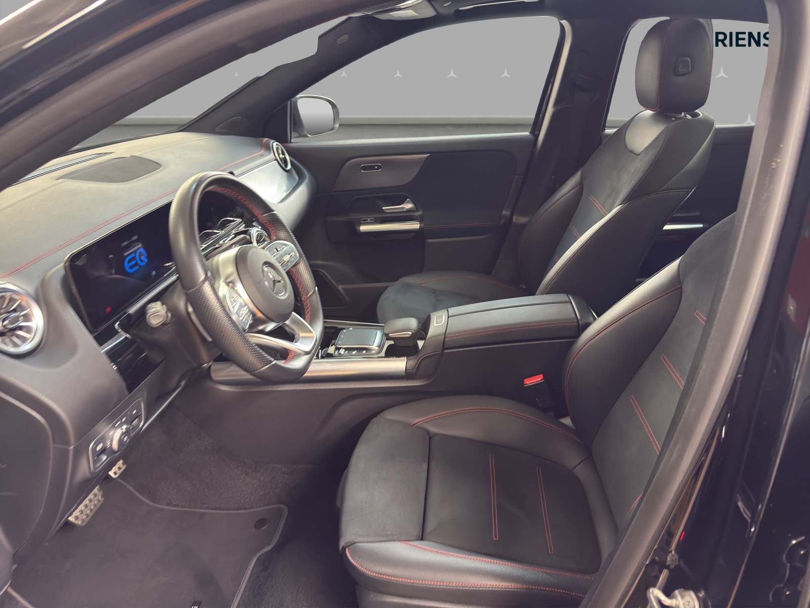 MERCEDES-BENZ EQA 300 4M - AMG / DISTRONIC / 360 Grad Kamera / Panorama-Dach-image-7