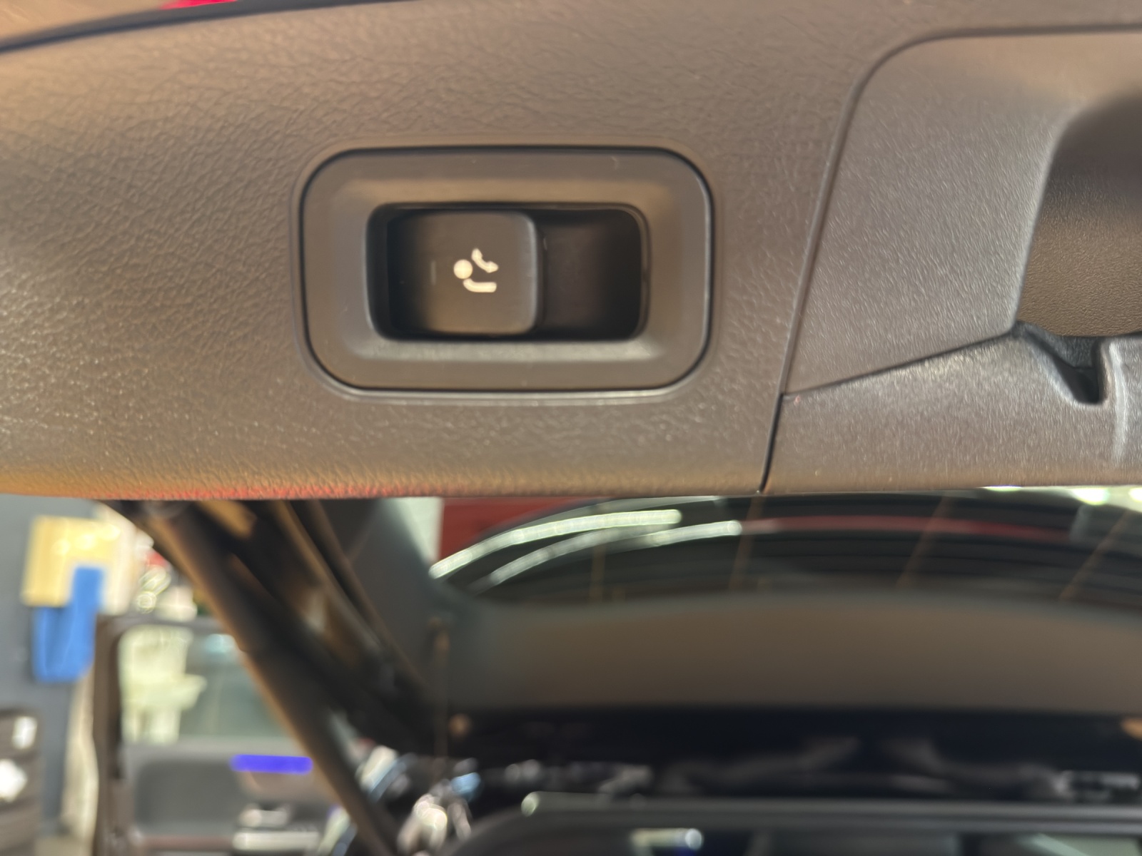 MERCEDES-BENZ EQA 300 4M - AMG / DISTRONIC / 360 Grad Kamera / Panorama-Dach-image-15