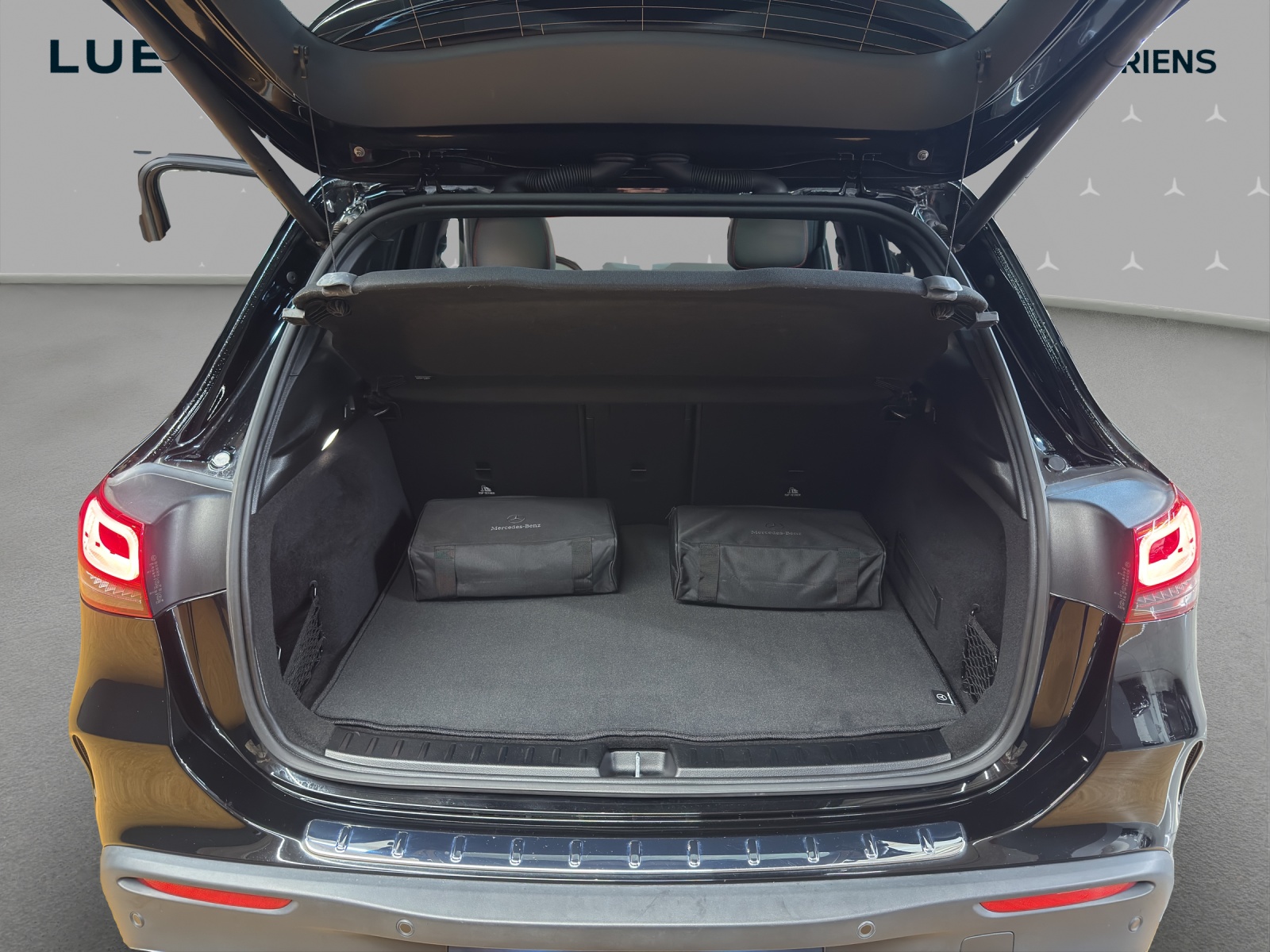 MERCEDES-BENZ EQA 300 4M - AMG / DISTRONIC / 360 Grad Kamera / Panorama-Dach-image-14