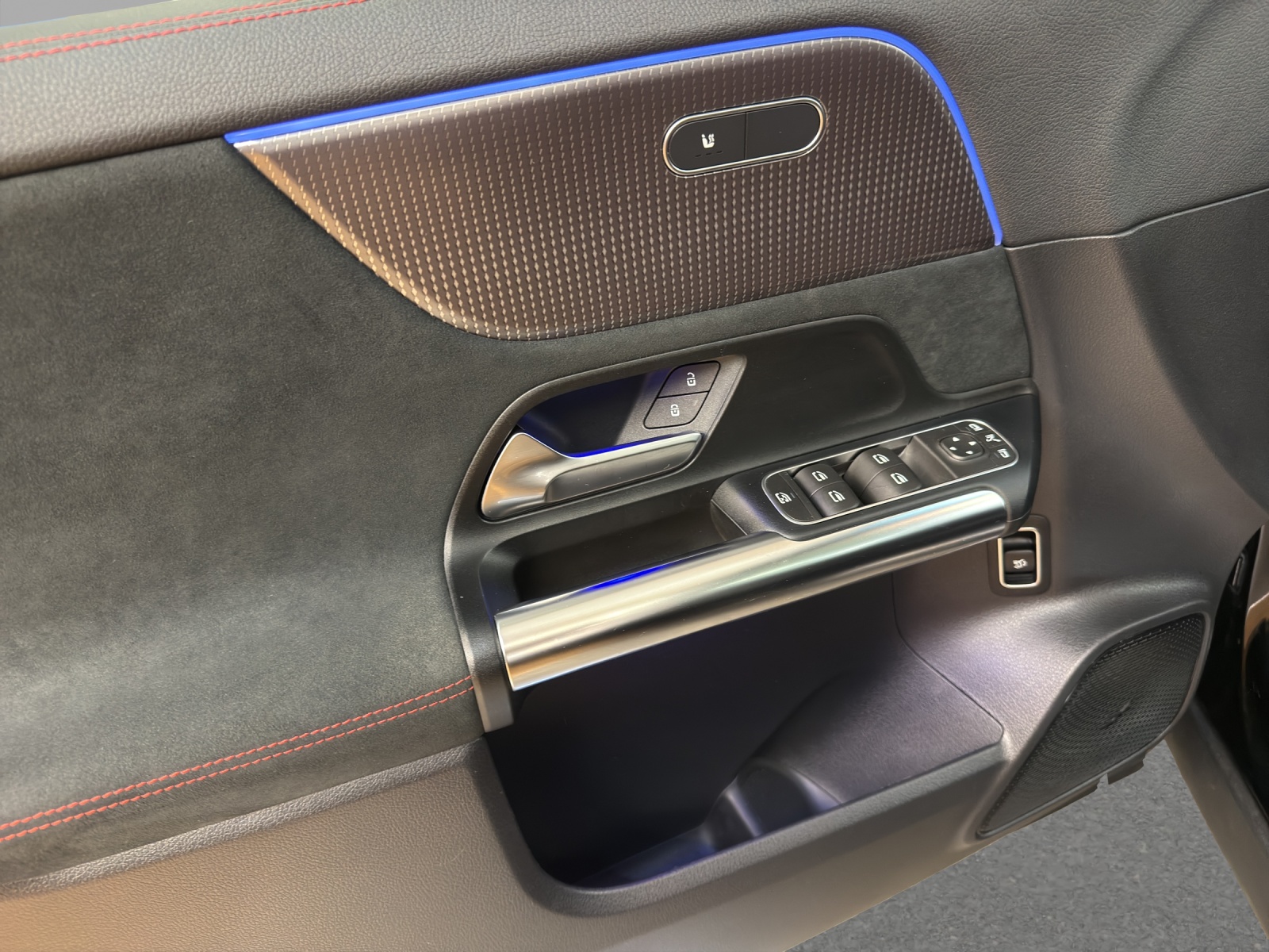 MERCEDES-BENZ EQA 300 4M - AMG / DISTRONIC / 360 Grad Kamera / Panorama-Dach-image-12