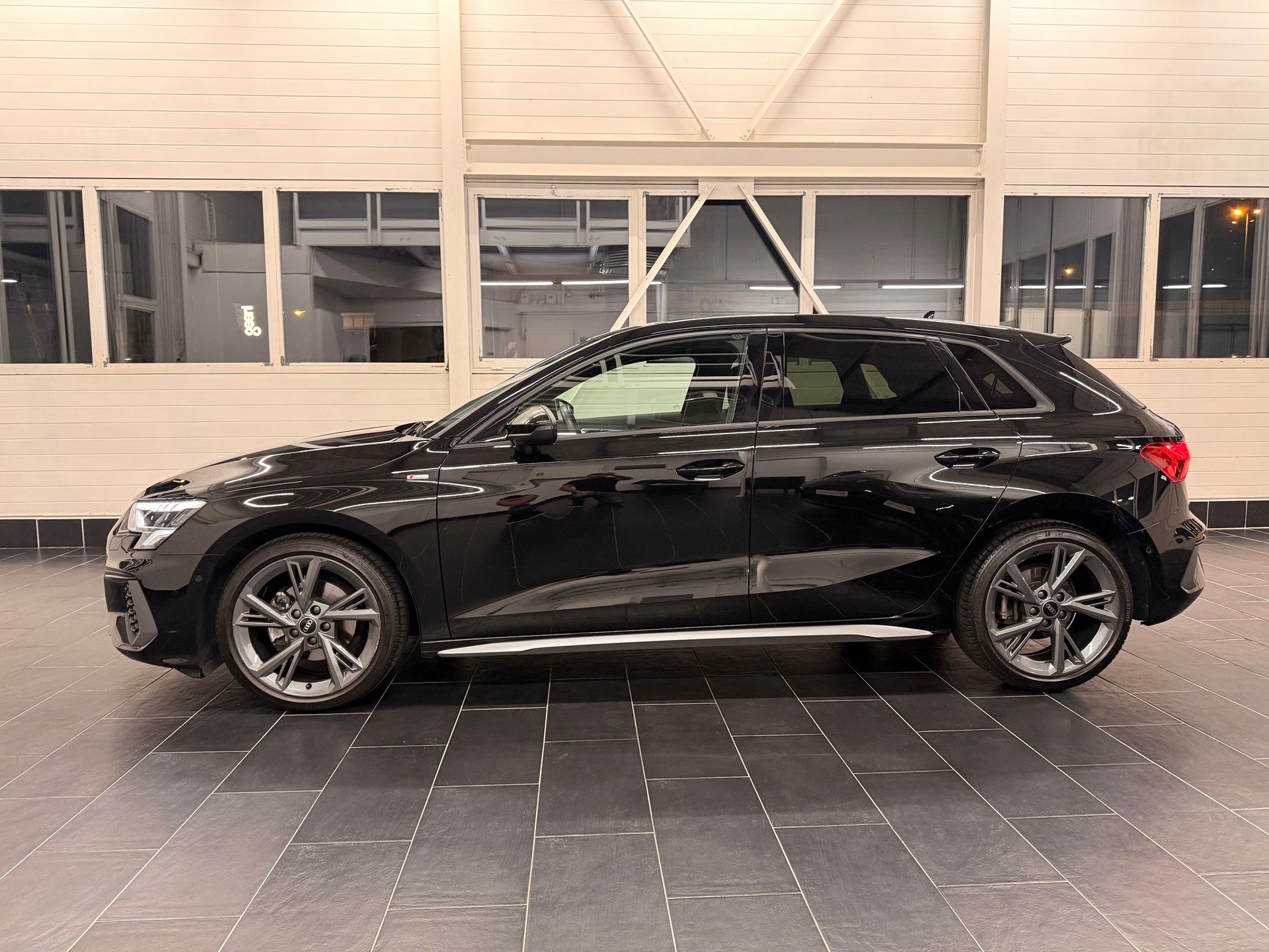 AUDI A3 Sportback 35 TFSI S line S-tronic-image-2