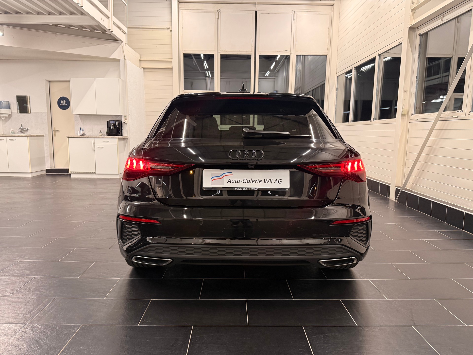 AUDI A3 Sportback 35 TFSI S line S-tronic-image-4
