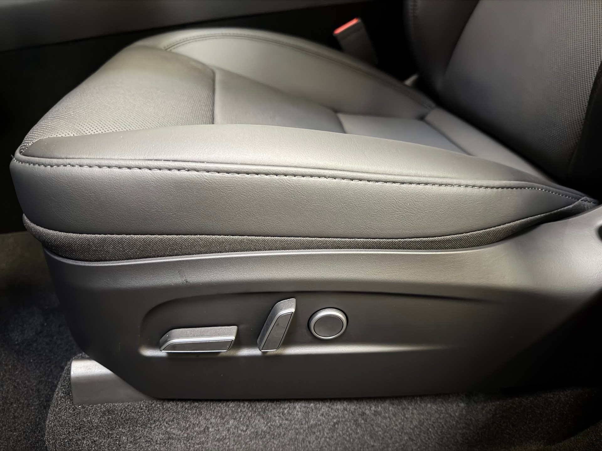 TESLA Model Y Long Range Premium AWD-image-18