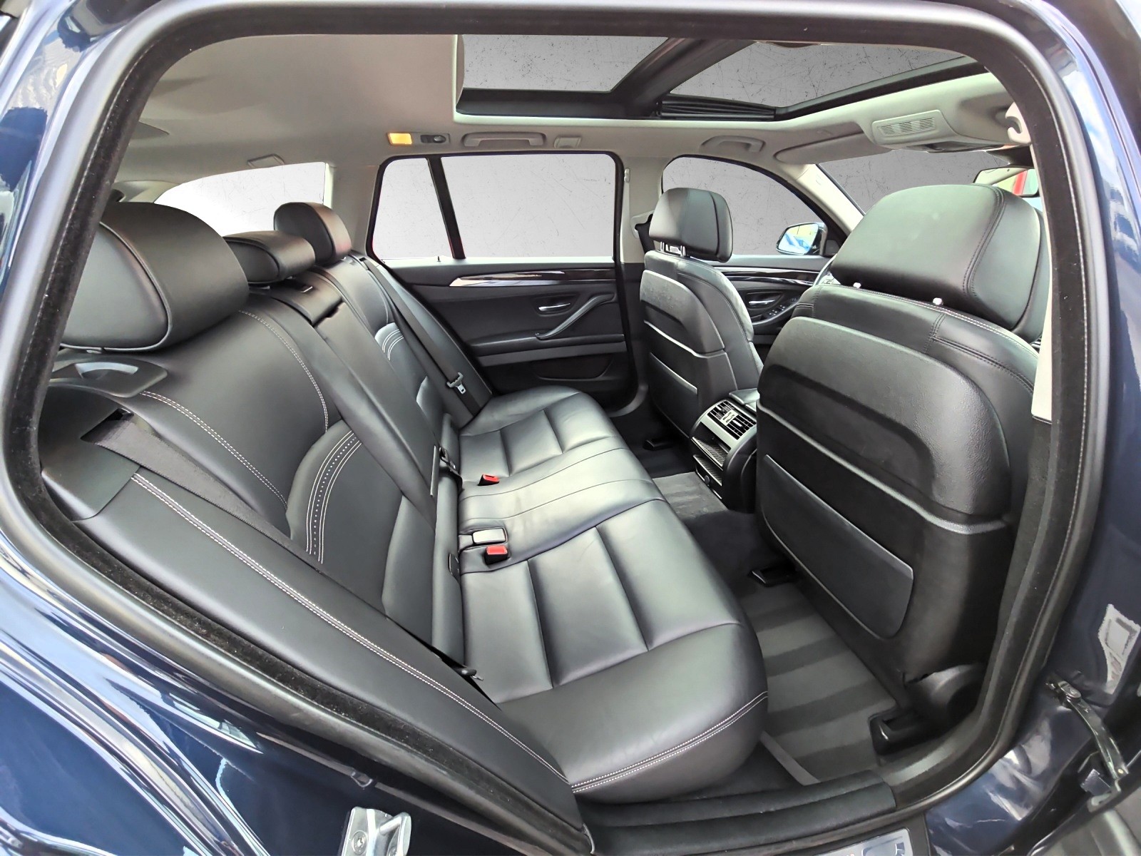 BMW 530d Touring xDrive Luxury Line Steptronic-image-10